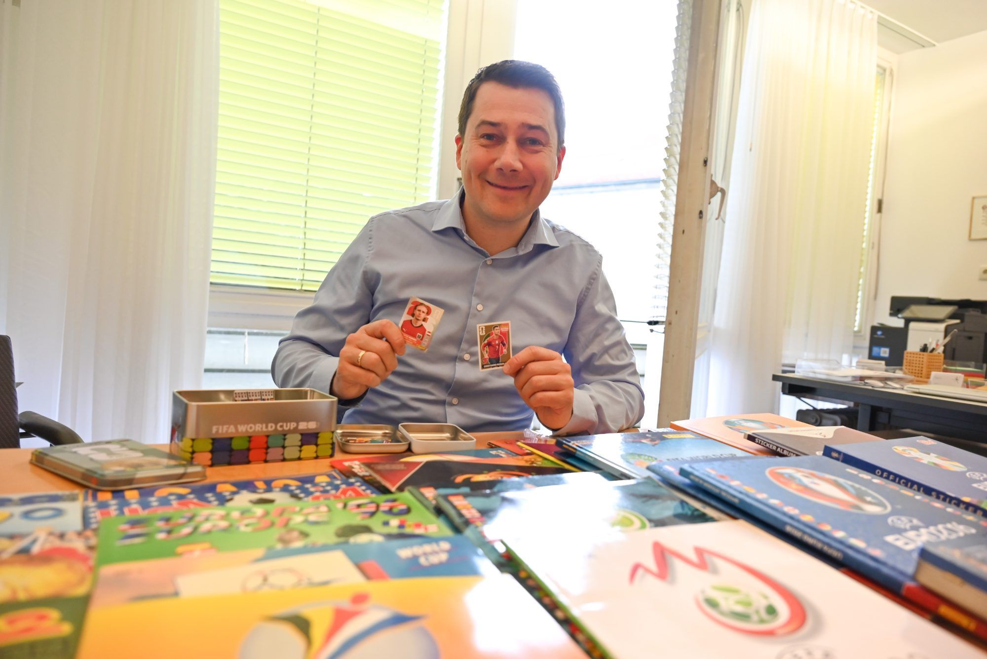 Wiedl sammelt schon sein ganzes Leben Fußballsticker. Eine Passion, die ihm ein Lächeln ins Gesicht zaubert.