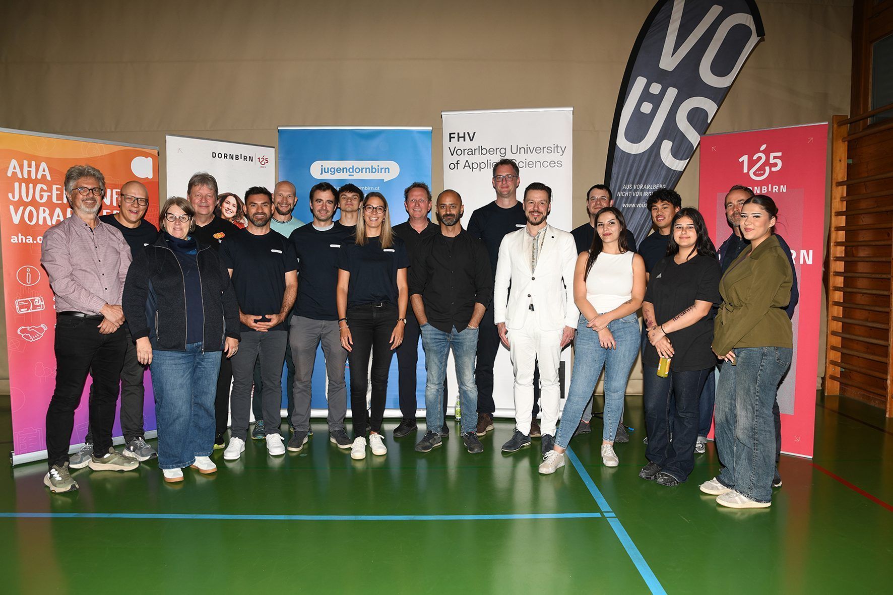 Das Team der 6. Langen Nacht der Partizipation: Elmar Luger, Moritz Hermann, Susanne Fritz, Peter Egg, Ingo Schrank, Armin Häusle, Elias Schneider, Silvia Uzundal, Christian Weiskopf, Tamer Akkurt, Elmar Huber, Fabian Rebitzer, Thomas Zabrodsky, Scarlett Eßl, Julian Bendol, Aze Barulay, Robert Moosbrugger und Hazal Barulay.