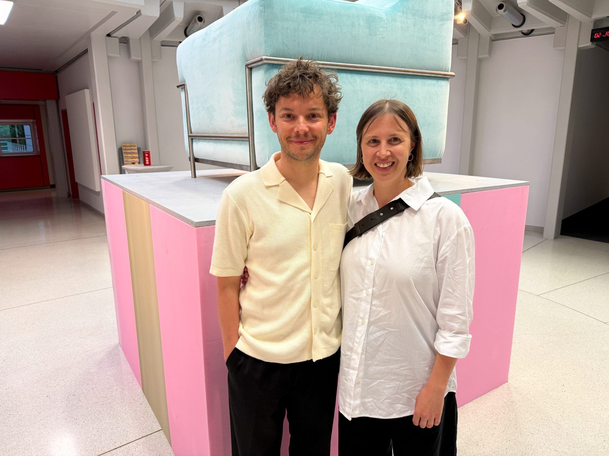 Ellen Tiefenbacher und Luzian Hirzel vor der Sitzskulptur