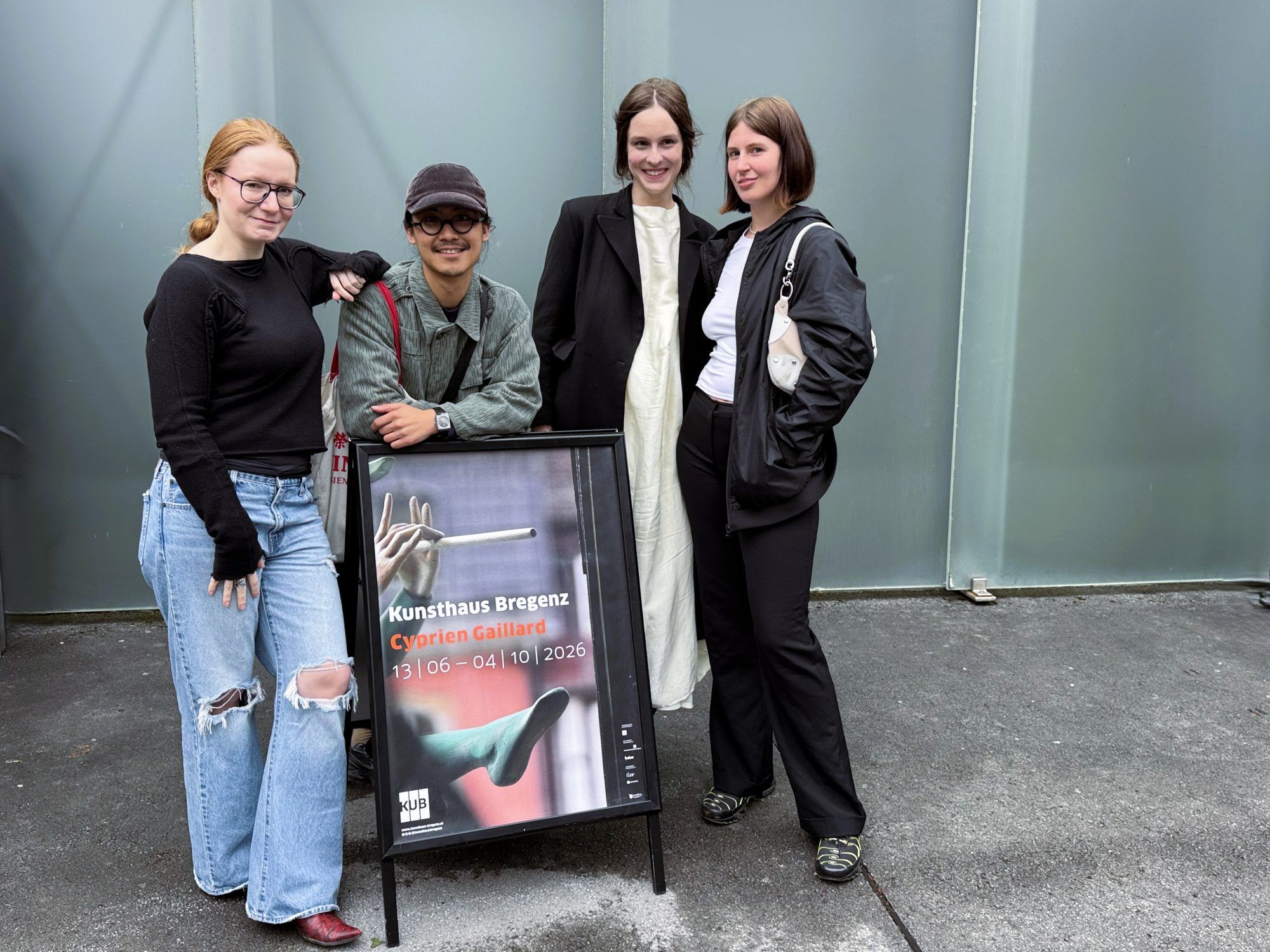 Die Kunststudenten der Klasse Gaillard der HFBK Hamburg Anna Pelz, Pohan Chiu, Marie Staack und Stina Stühmer kamen zur Vernissage nach Bregenz.