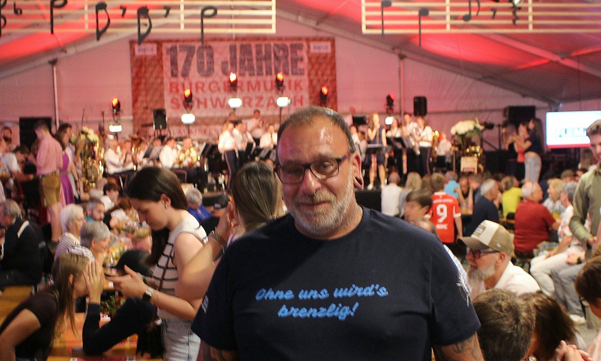 Damit hat der humorvolle Festgast der Lauteracher Feuerwehr völlig recht: Ohne die Wehr kann es wirklich brenzlig werden . . .