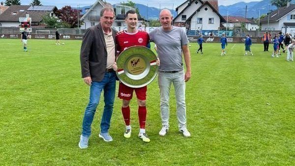 Jungvater Florian Eres mit VFV-Präse Alfons Kirchmann und Hohenems Funktionär Simon Reis.