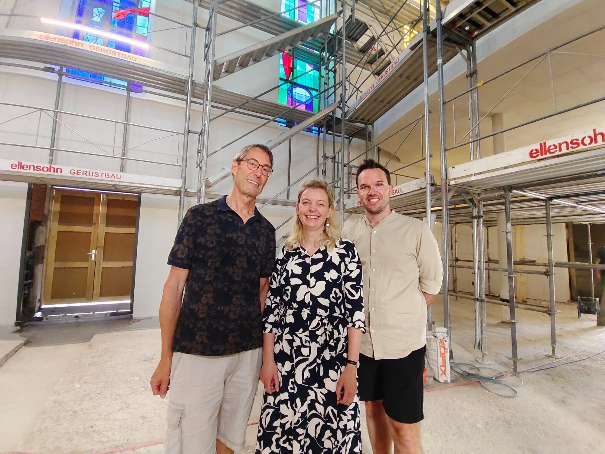 Harald Ess, Alexandra Frick und Lukas Debortoli auf der spannenden Führung im Kirchenschiff.