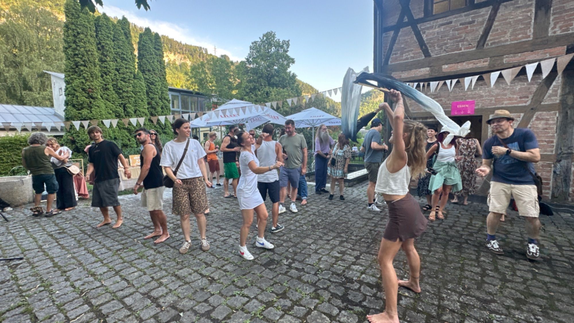 Gute Laune beim ersten Hostel-Daydance.