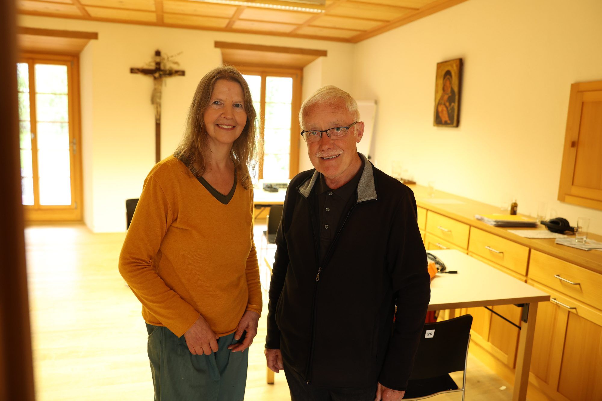 Veronika Sageder mit Kapuziner Karl Martin Gort.