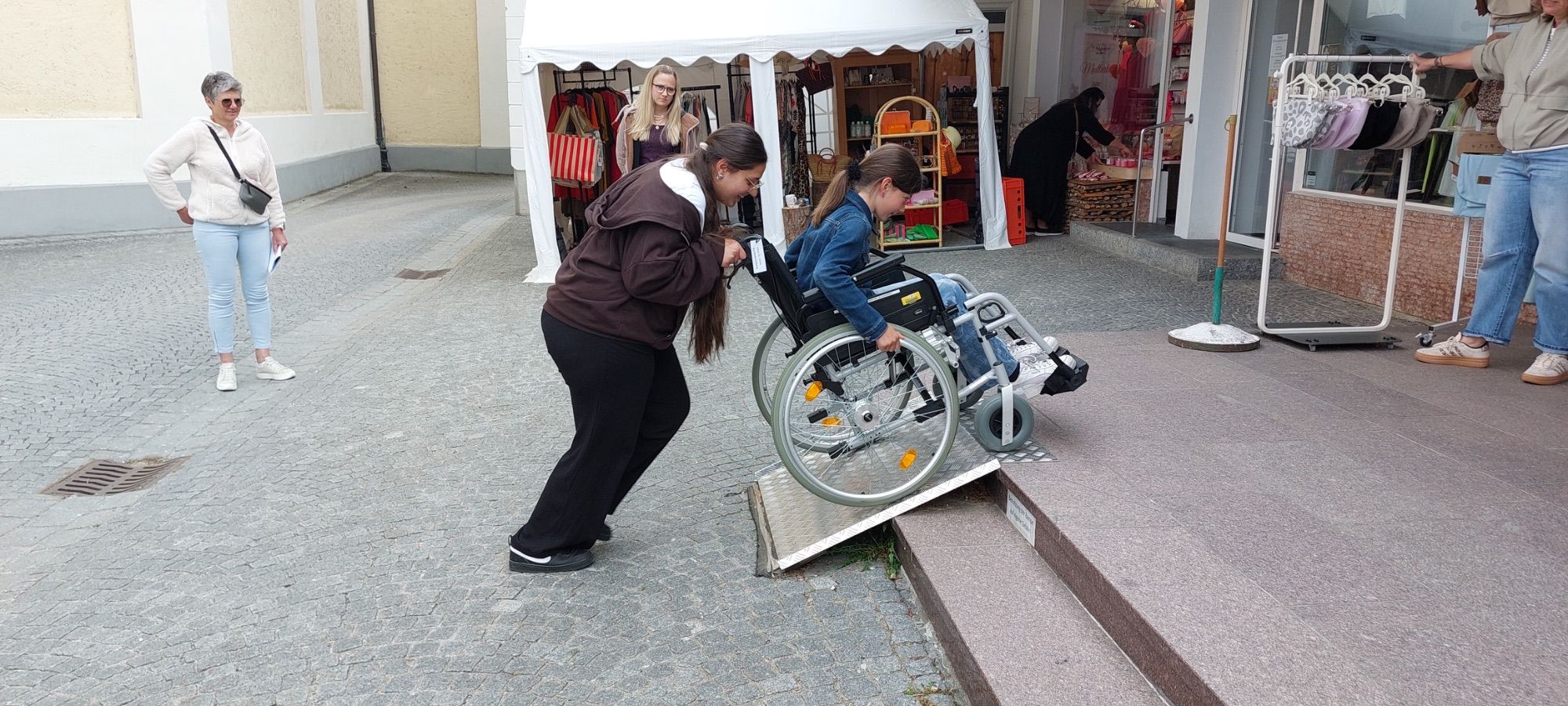 Auch manche Geschäfte waren nur mit Hilfsmitteln erreichbar