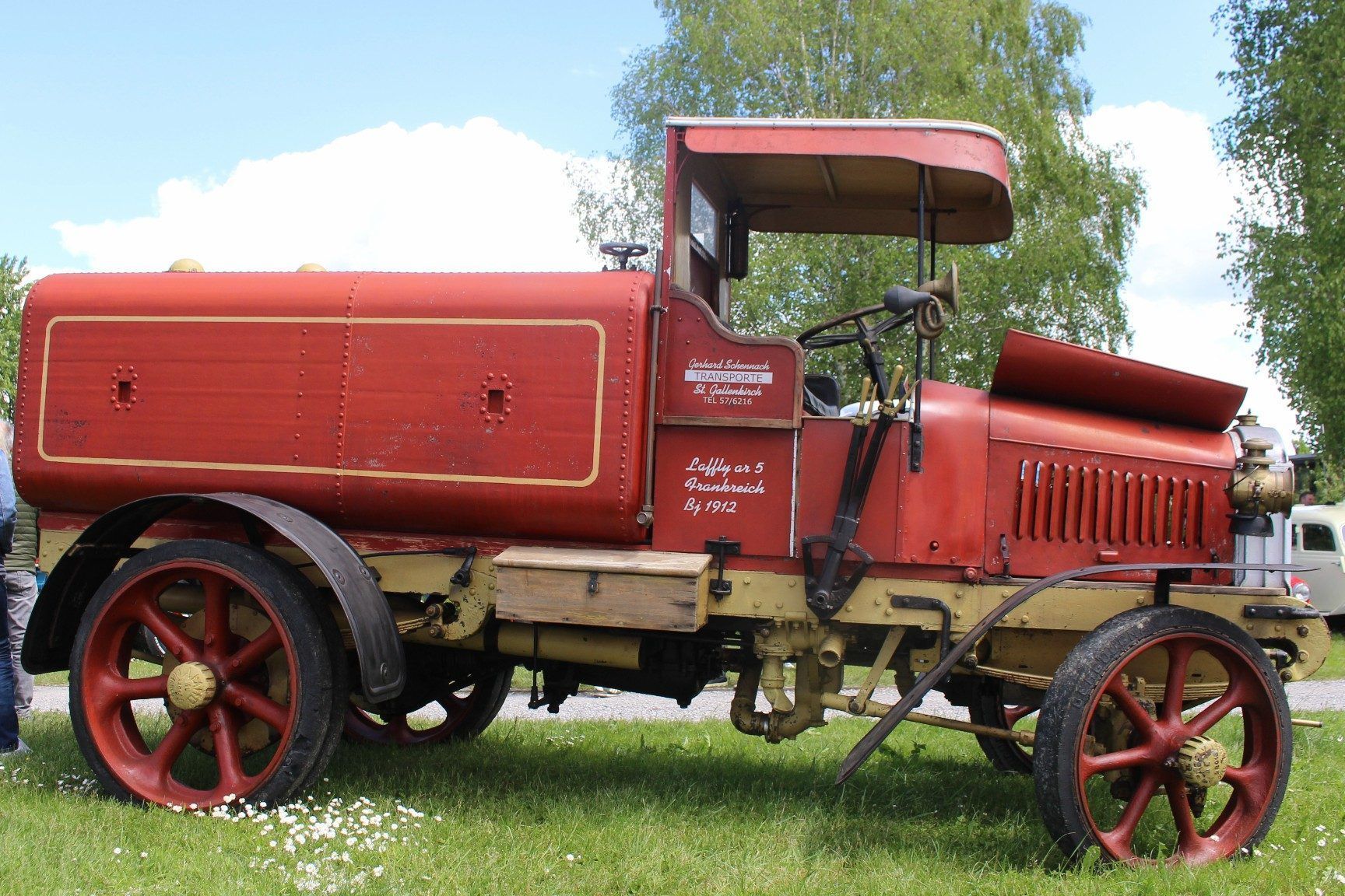 1947 wurde das Montafoner Transportunternehmen Schennach gegründet. Da war der Laffly AR 5, den Gerhard Schennach 2012 erwerben konnte, schon 35 Jahre „im Straßendienst“. Übrigens: Schennach ist ebenfalls „im Straßendienst“ und erledigt seit 75 Jahren die Schneeräumung von St. Gallenkirch bis Gargellen . . .