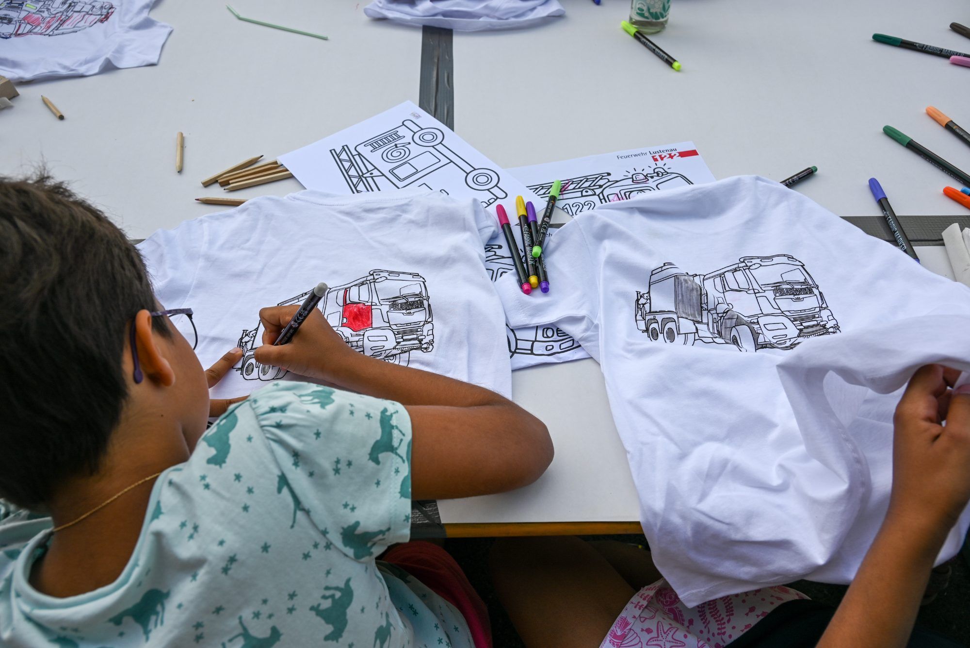 Die Kinder durften ihre eigenen Feuerwehr-T-Shirts bemalen.