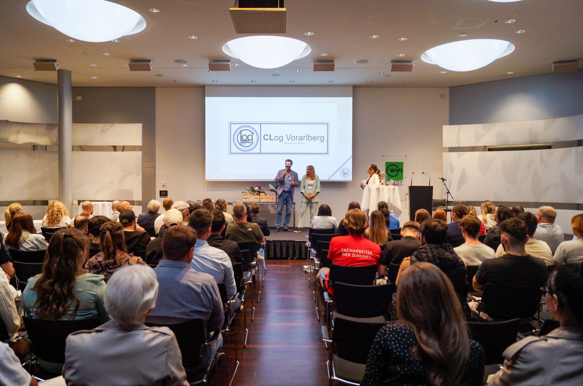 Volles Haus bei der Verleihung der Zertifikate. (Foto: Carina Nussbaumer)