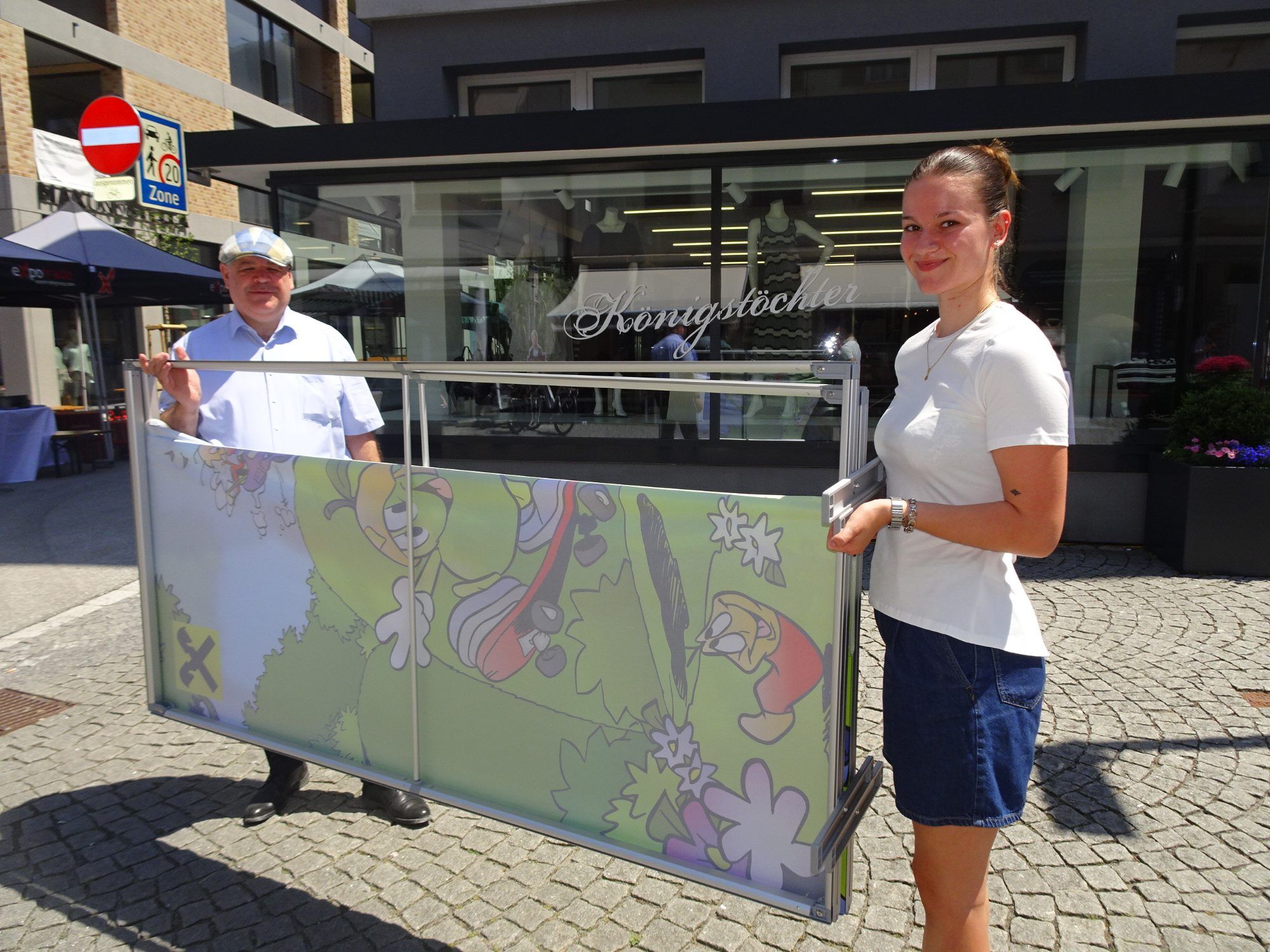 Andreas Liebhart und Mitarbeiterin Anna Kisser von der Raiba waren trotz tropischer Temperaturen fleißig für die Festivitäten im Einsatz.