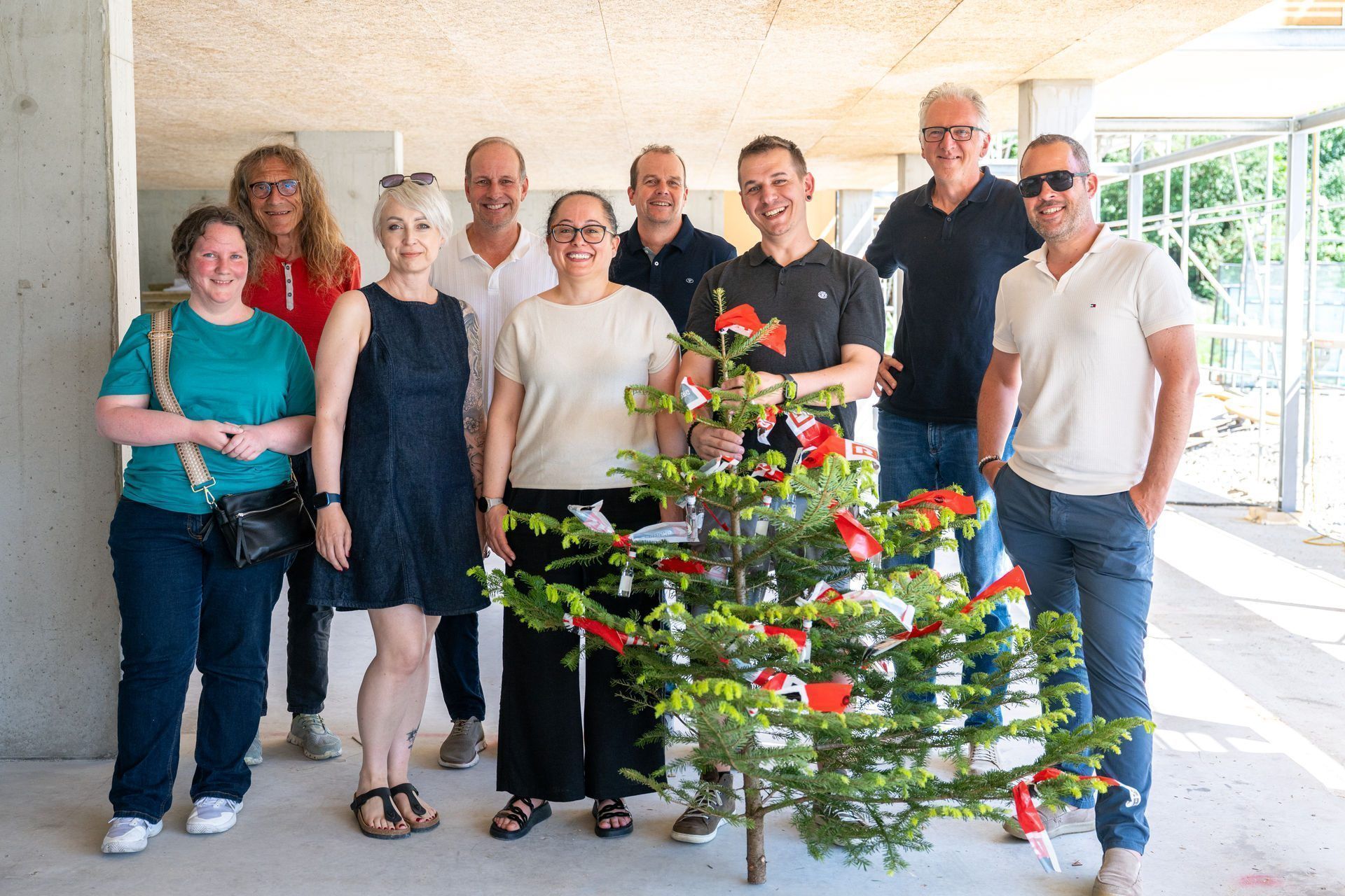 Bianca Summer (Rhomberg Bau), Bernhard Amann (Stadtrat), Ines Lins (Soziales und Wohnen), Dieter Egger (Bürgermeister), Sandra Kuravica (Alpenländische), Prok. Christian Jauk (Rhomberg Bau), Patrick Ströhle (Alpenländische), Reinhard Drexel (Architekt), Prok. Markus Allgäuer (Alpenländische). (c) Julienne Speckle