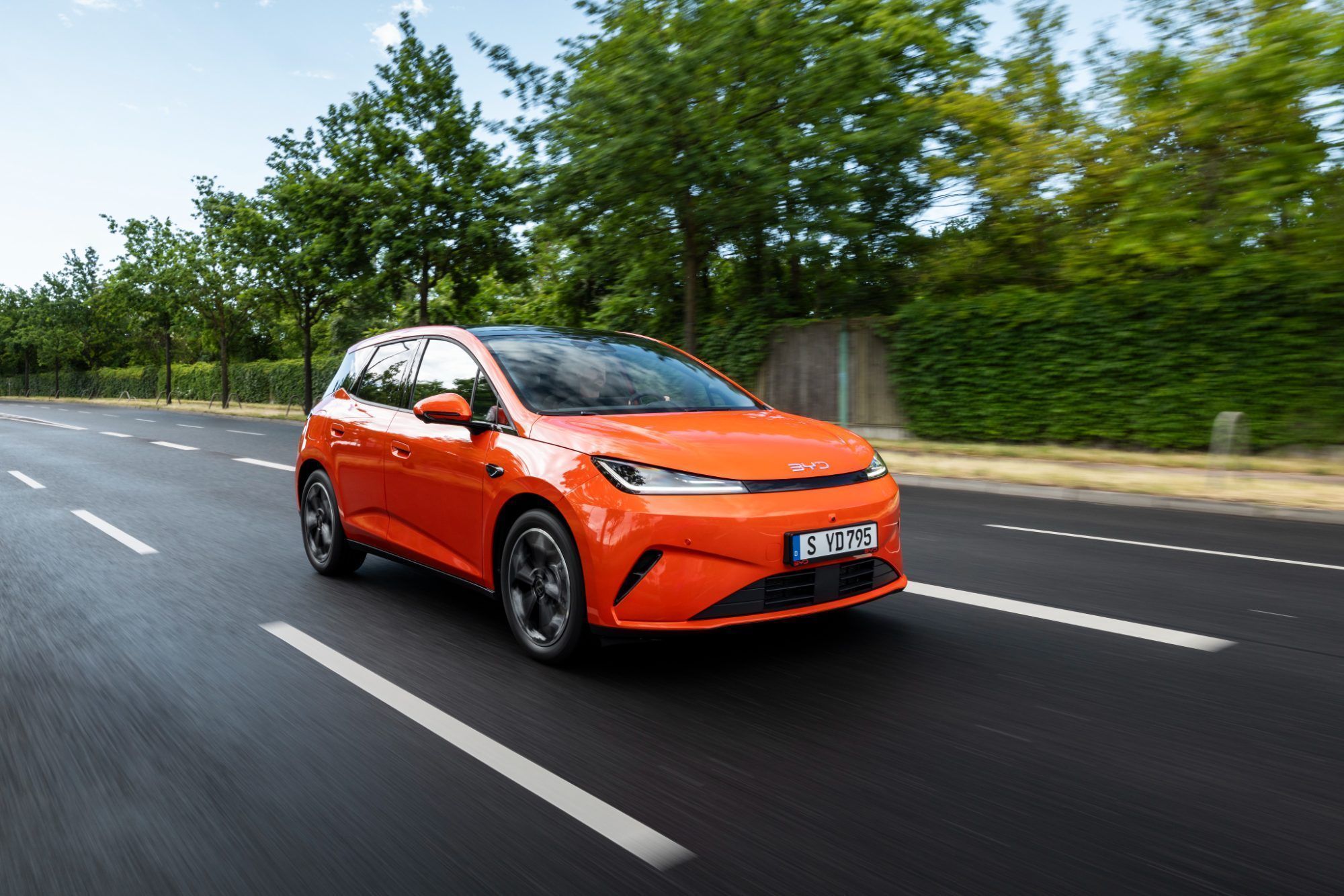 Der BYD Dolphin G ist ein Kompakt-Hatchback mit Plug In-Hybrid, der sich aber reuelos als Vollhybrid fahren lässt. Wer trotzdem an der Steckdose lädt, kommt elektrisch gut 100 Kilometer weit