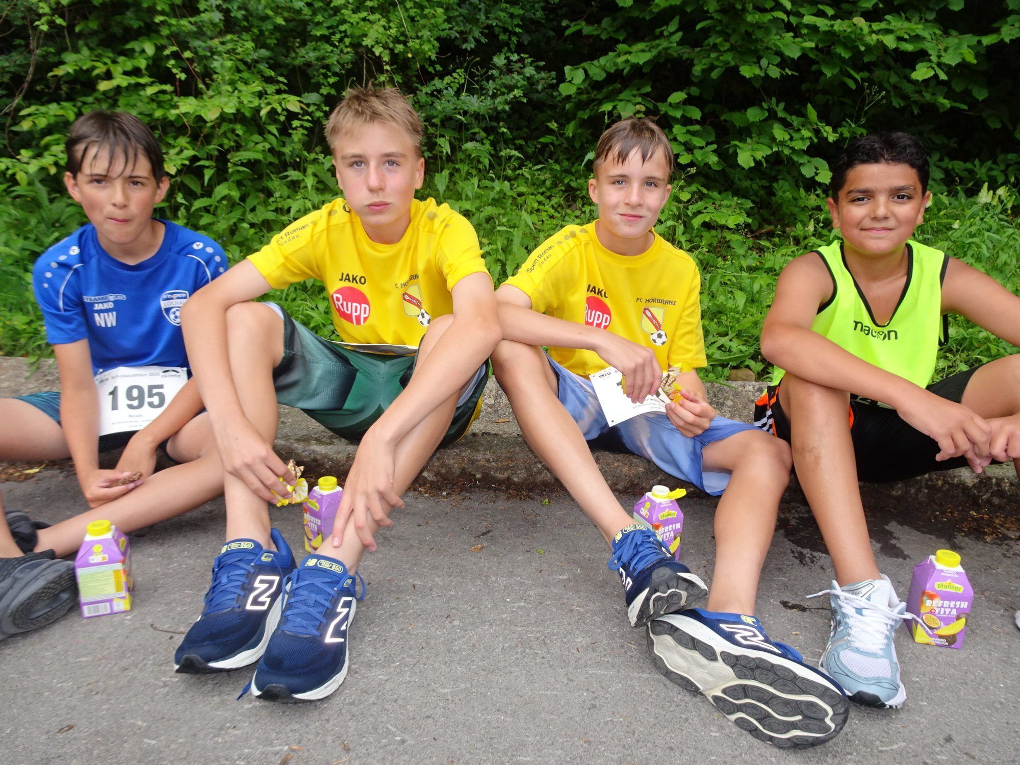 Noah, Maximilian, Benedikt und Haitham gönnten sich nach dem Rennen eine wohlverdiente Pause.