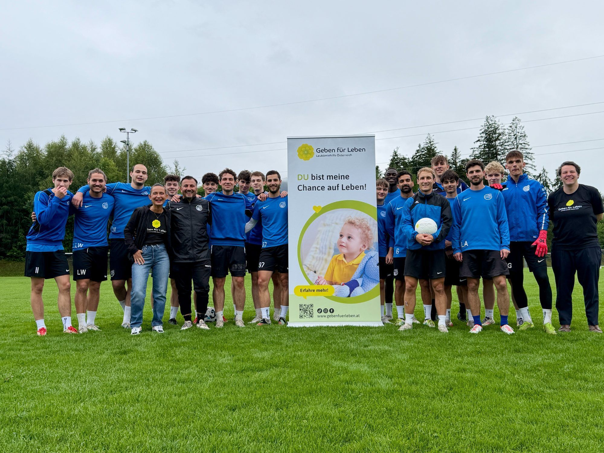 Initiatorin Cemanur Turan mit der Mannschaft von SC Göfis.