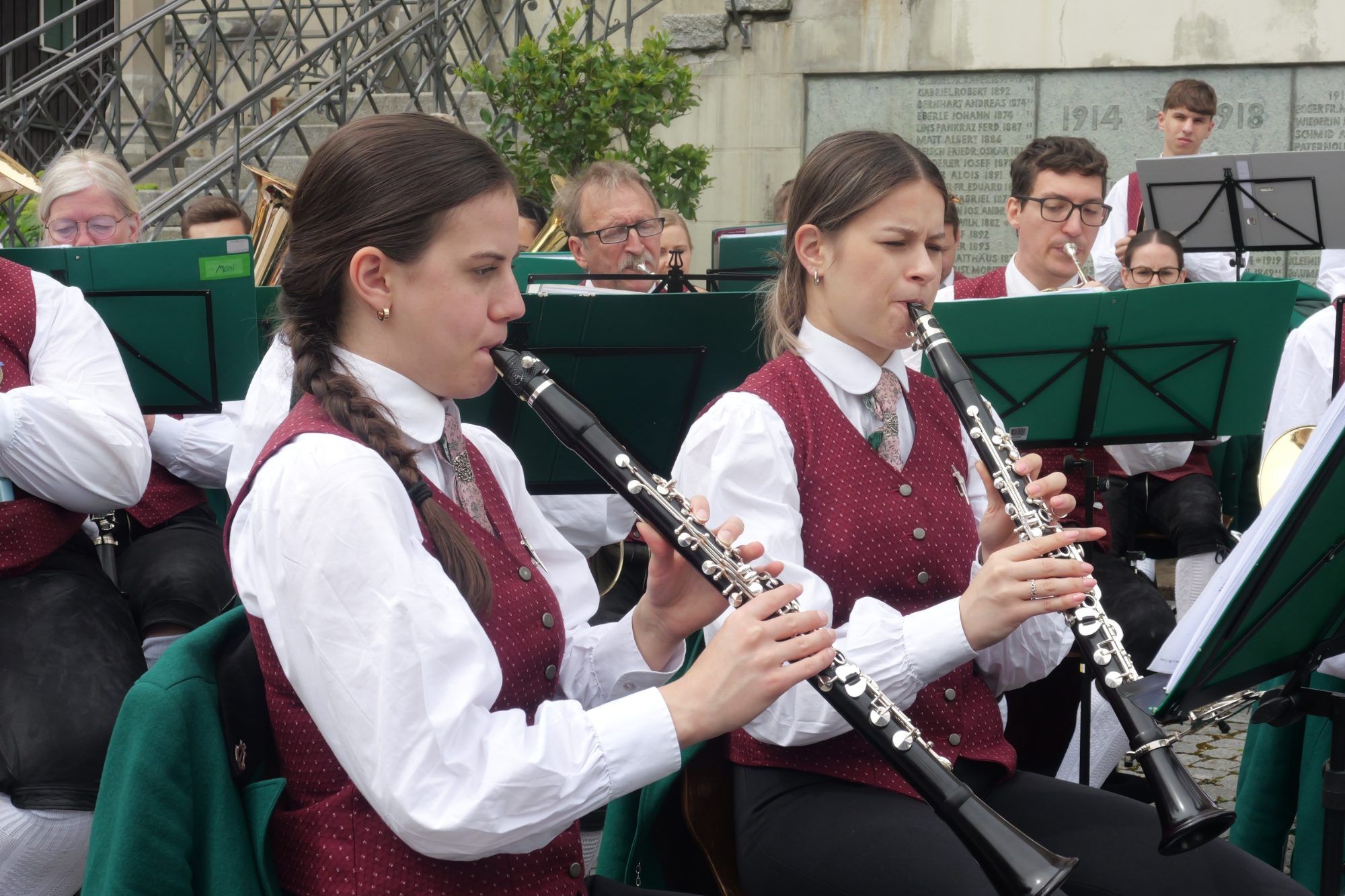Der Musikverein Frastanz spielte fast zwei Stunden am Kirchplatz auf.
