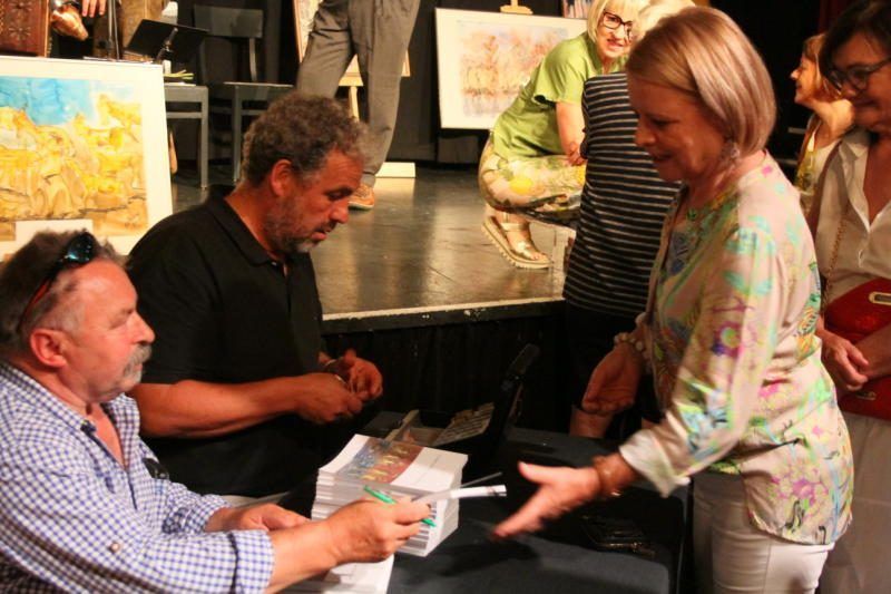 Autogrammwünsche erfüllt Adam Keckeis beim Buch-Verkauf.