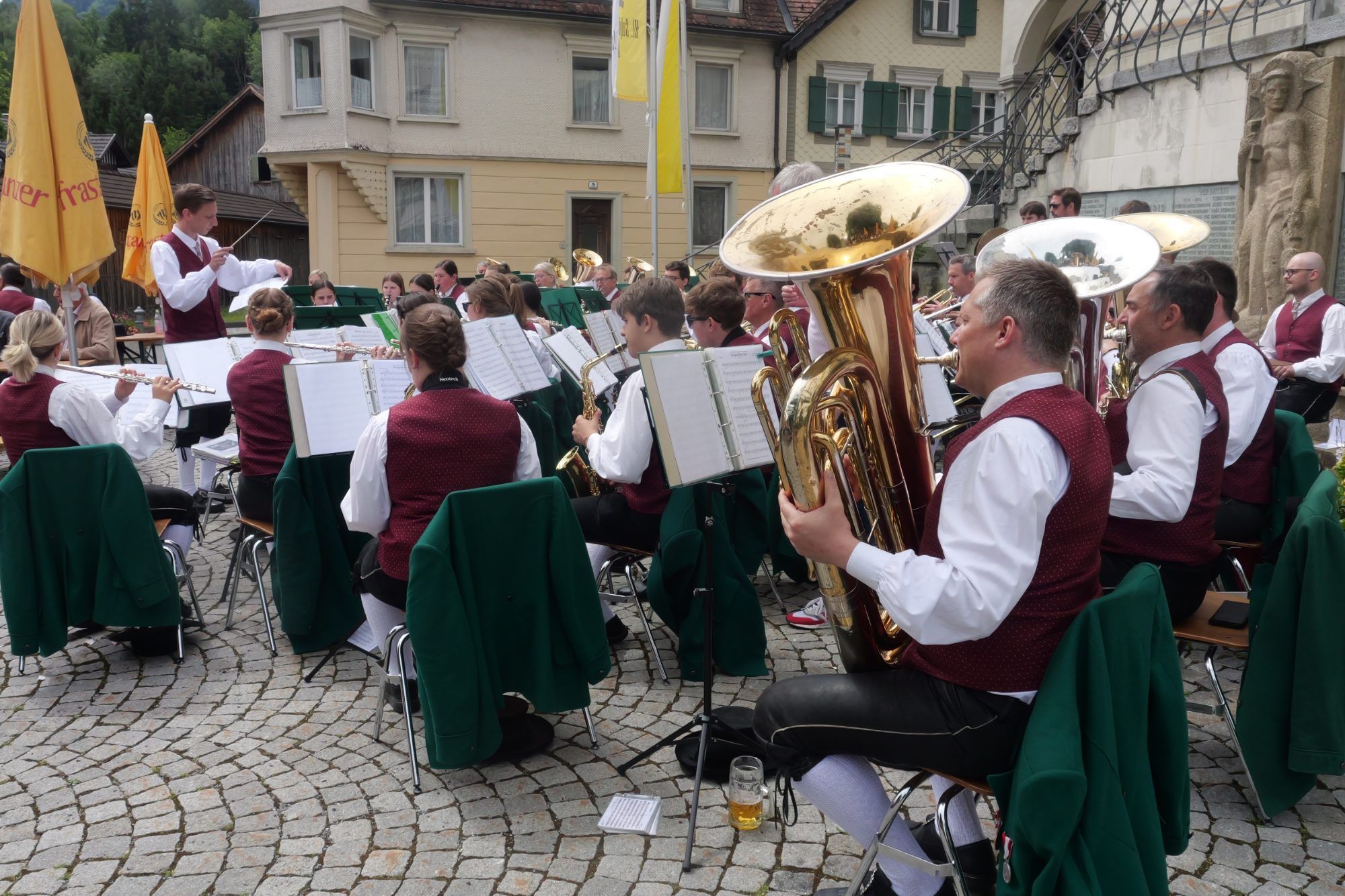 Jugendkapellmeister David Müller dirigierte die Musiker beim sonnigen Kirchplatzfest.
