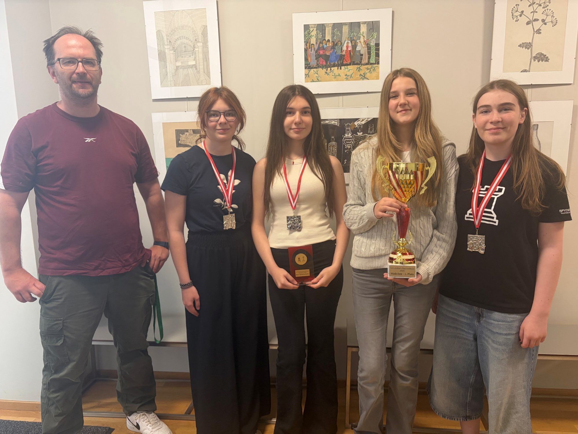 MMS Götzis holt Platz zwei: Michael Reiter, Adele Wachter (3b), Ranya Munzur (4e), Ayleen Hartmann (4a), Christina Domig (4e). PRIVAT