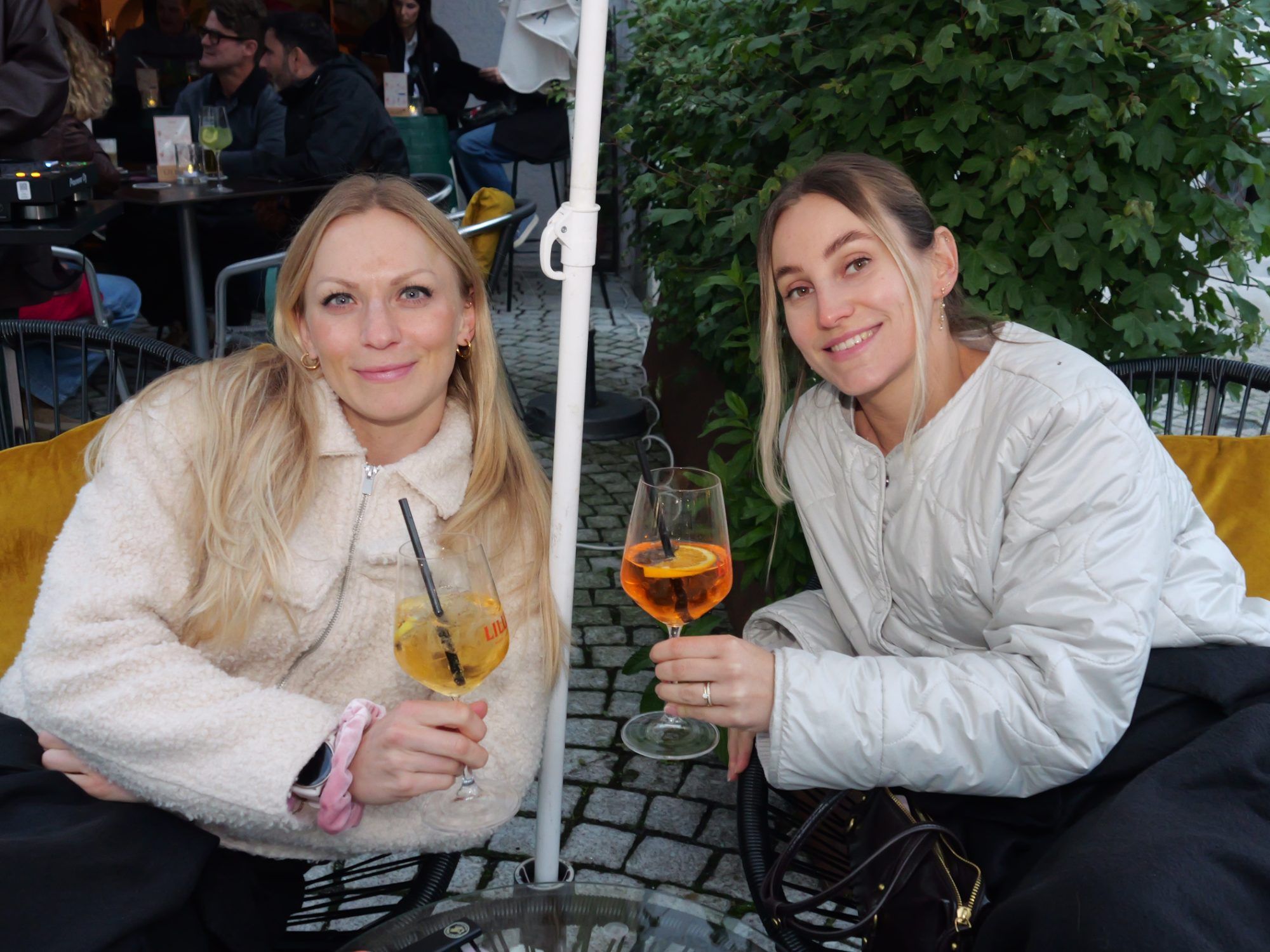 Marlene und Sarah ließen den Einkaufsbummel genussvoll ausklingen.
