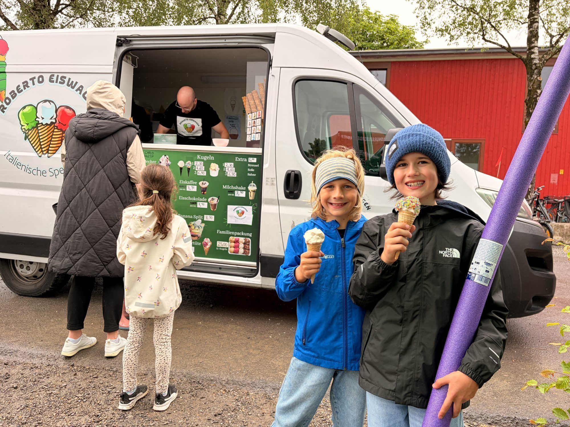 Der Eiswagen sorgte für leckeres Eis. Die Kinder ließen es sich schmecken. 