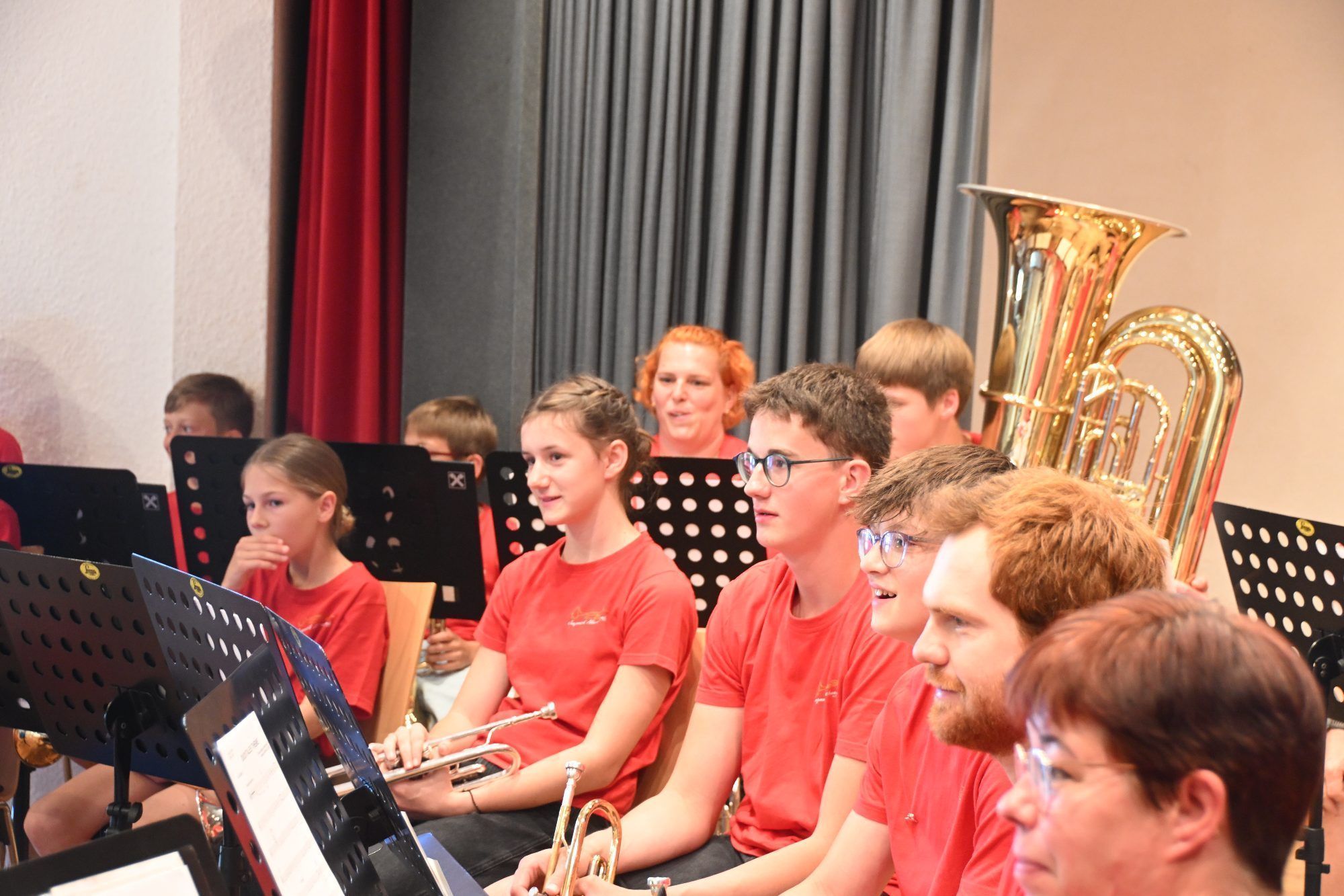 Groß und Klein musizieren zusammen
