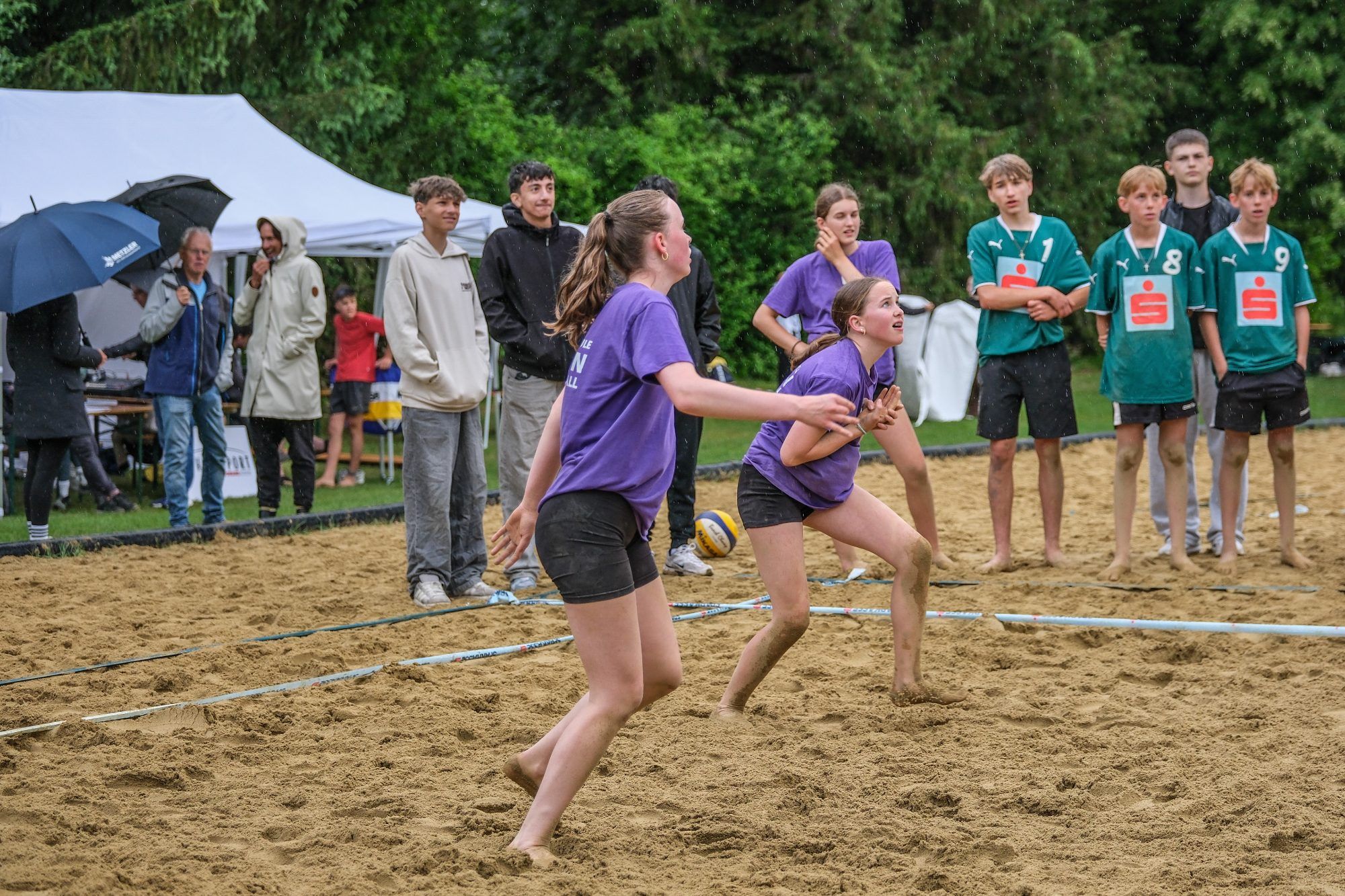 Beim Schulbeachcup gaben die Schüler trotz widrigster Wetterbedingungen alles. (Quelle: Rainer Schallert)
