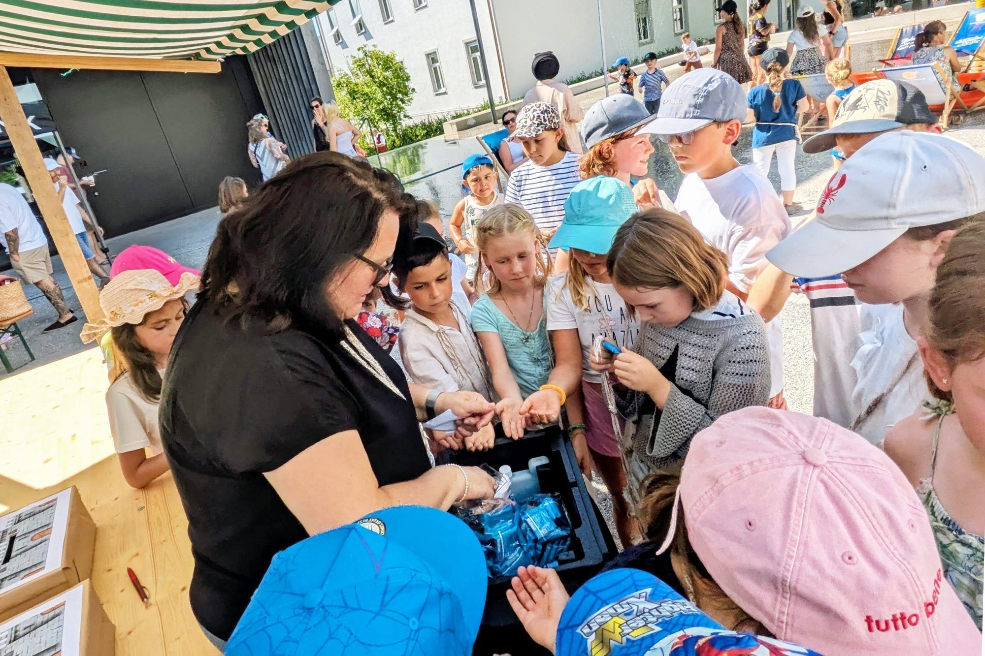 Ihre gesammelten Edelsteine lösten die Kinder bei der „Schatzmeisterin“, Direktorin Barbara Nussbaumer-Bonell ein.