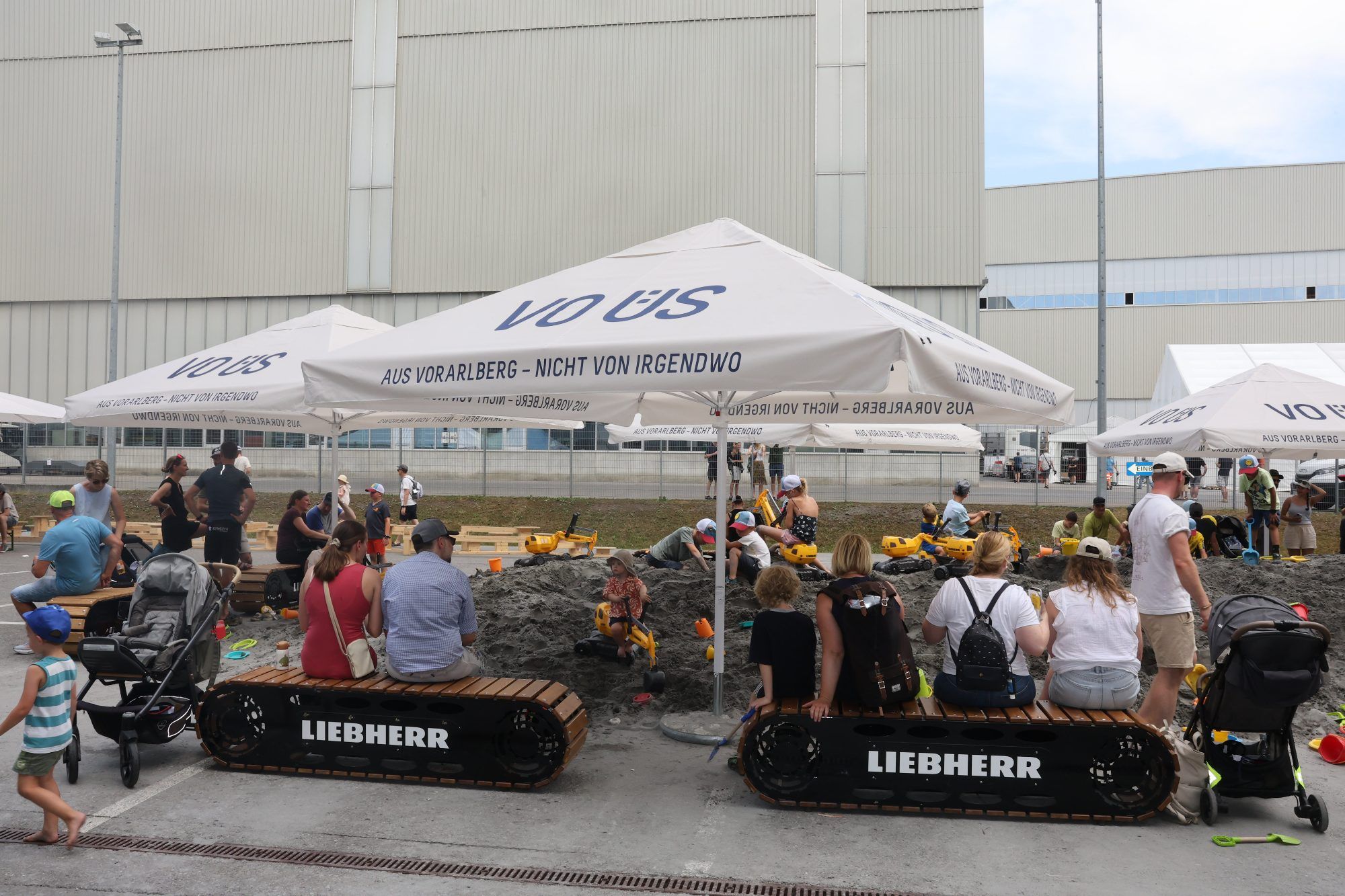 Liebherr-Firmenjubiläum wurde Volksfest