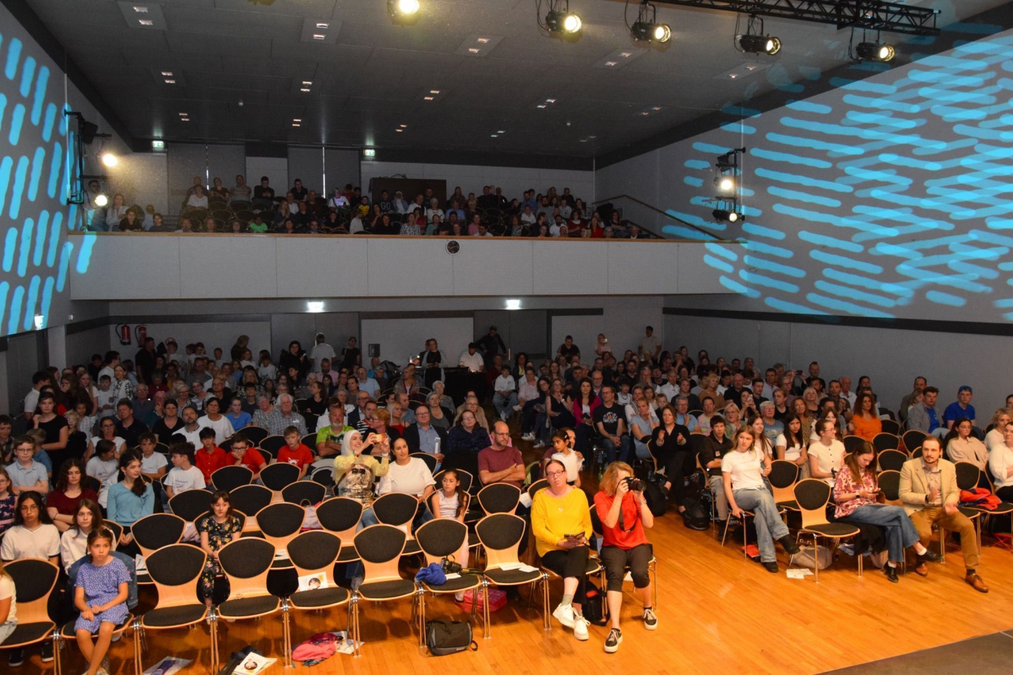 Das Publikum im Bludenzer Stadtsaal lauschte aufmerksam den musikalischen Darbietungen der Schülerinnen und Schüler der Städtischen Musikschule Bludenz.