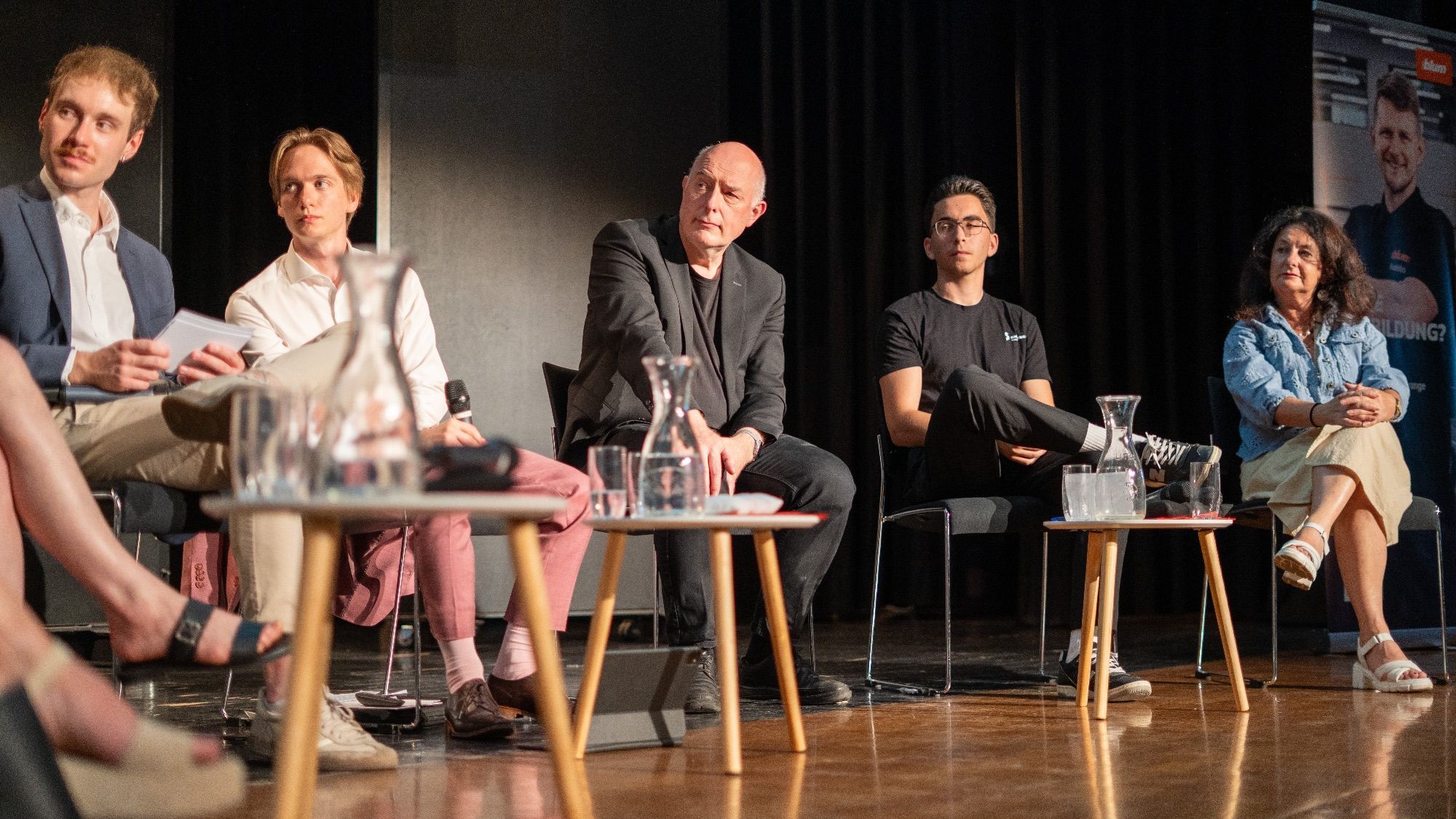 Moderatoren David Herzleier und Jodok Burtscher, Ariel Lang, Direktor vom BORG Egg, Fabian Stauss, Mitglied der Landesschülervertretung und Barbara Bergmeister-Keckeis, Direktorin der Landesberufsschule Feldkirch.