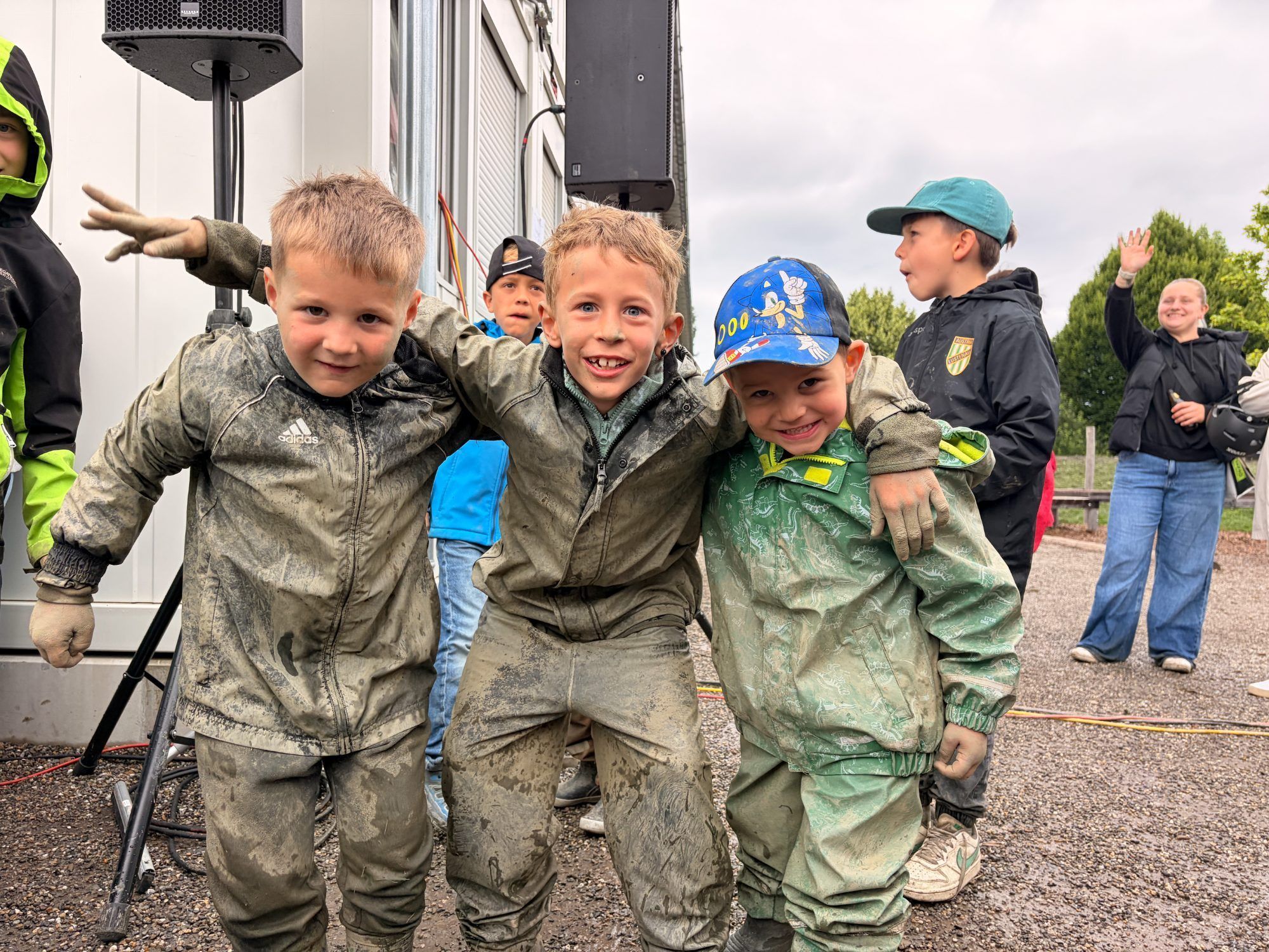 Diese Schüler ließen sich vom nassen Wetter den Spaß nicht verderben.