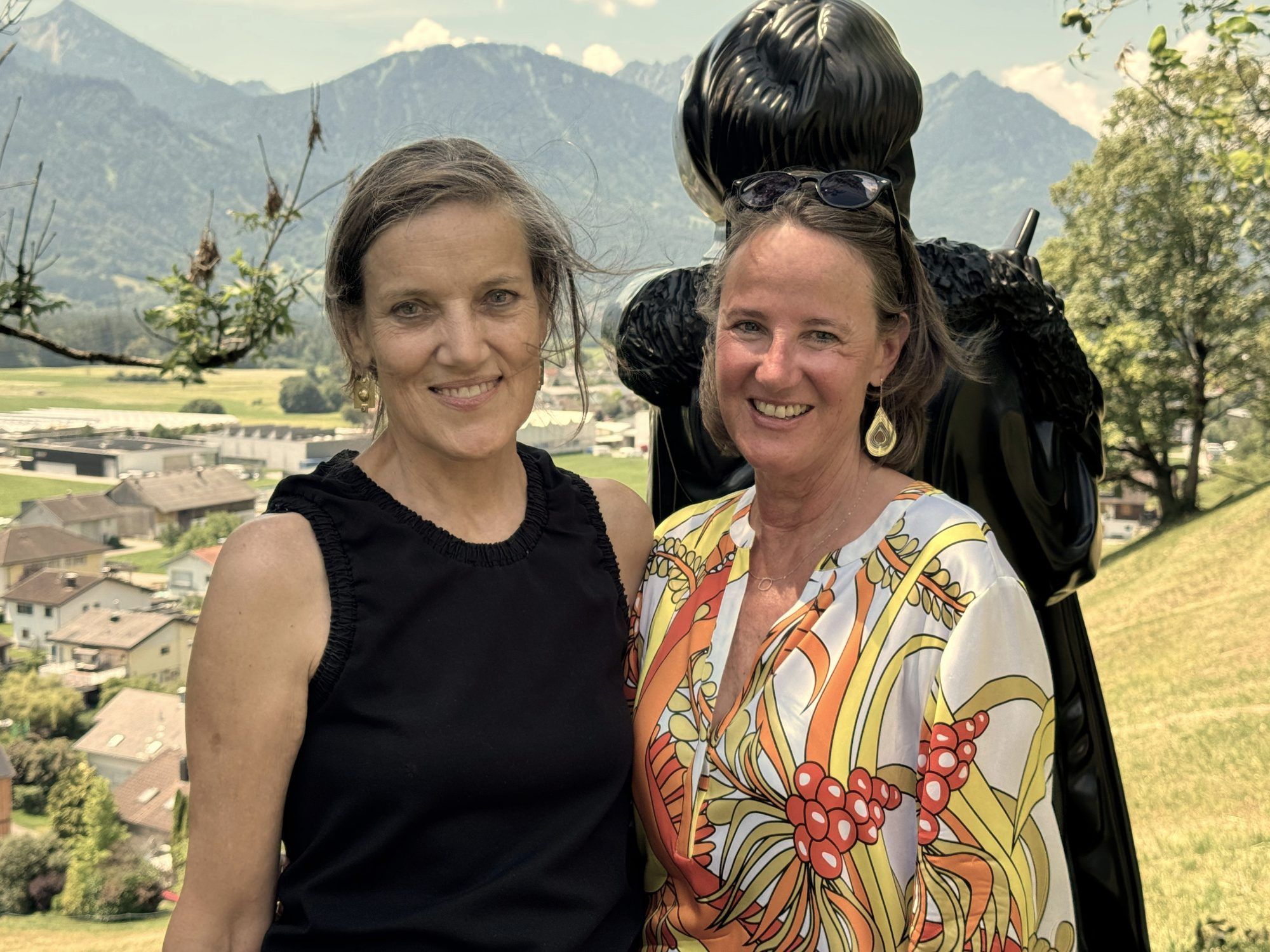 Künstlerin Susanne Loewit mit Sabine Lässer.
