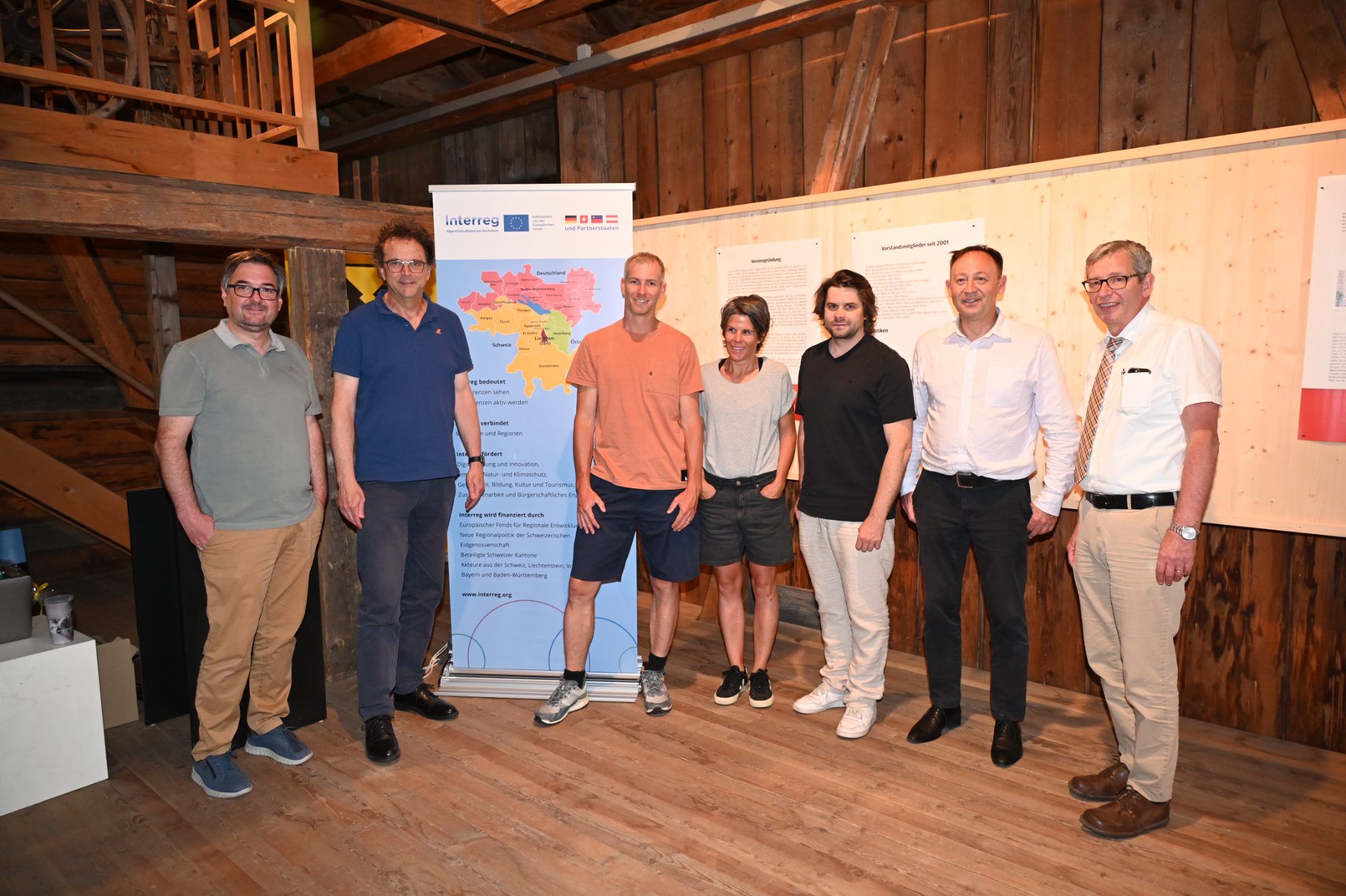Christof Thöny, Georg Fromm, Marcel Jecklin, Andrea Flütsch, Christoph Luzi, Thomas Gadmer und Bürgermeister Hans Peter Pfanner bei der Ausstellungseröffnung.