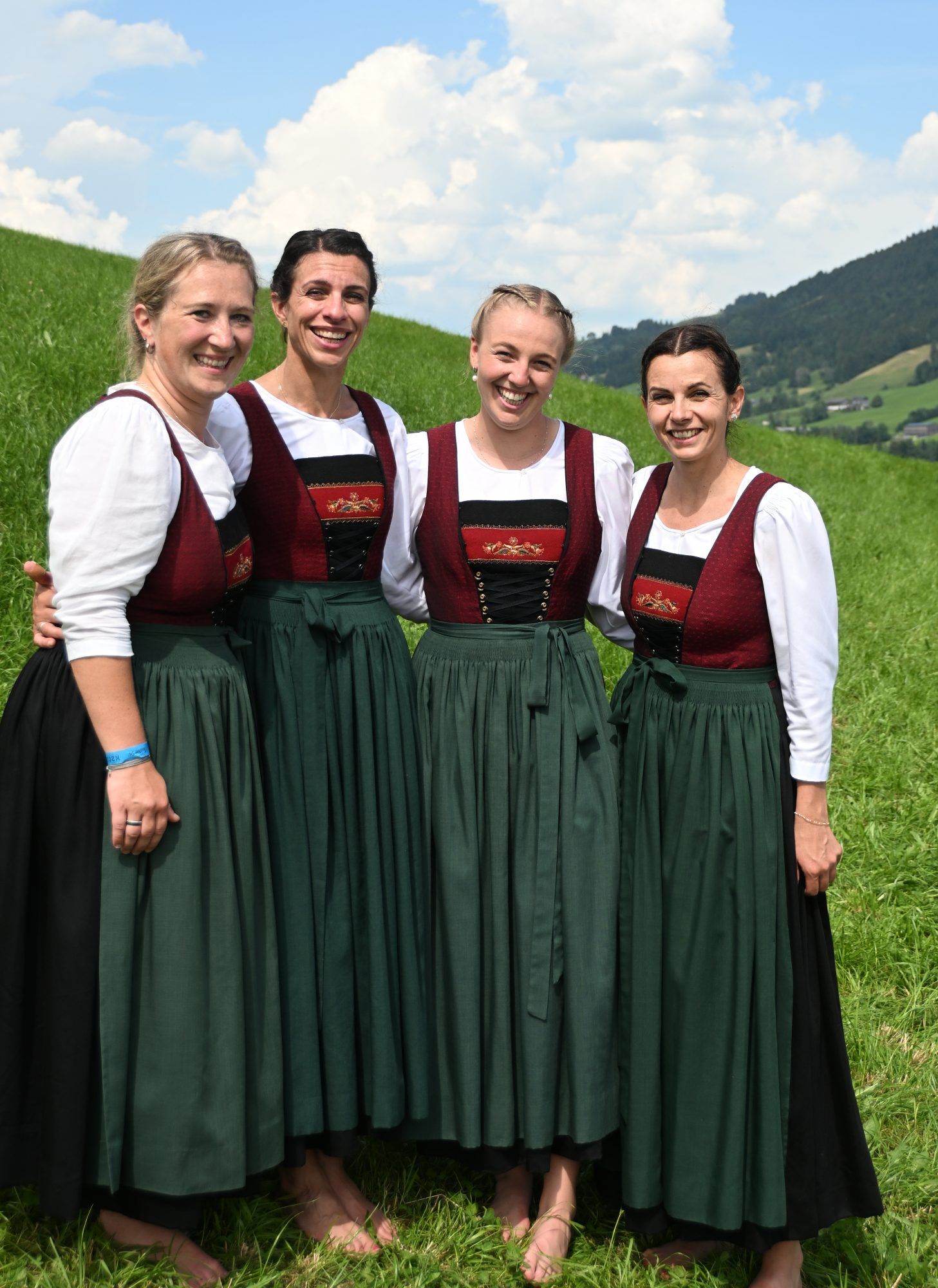 Den Musikantinnen aus Riefensberg hat es bei den Temperaturen glatt die Schuhe ausgezogen (Verena, Kathrin, Vanessa, Ariane)