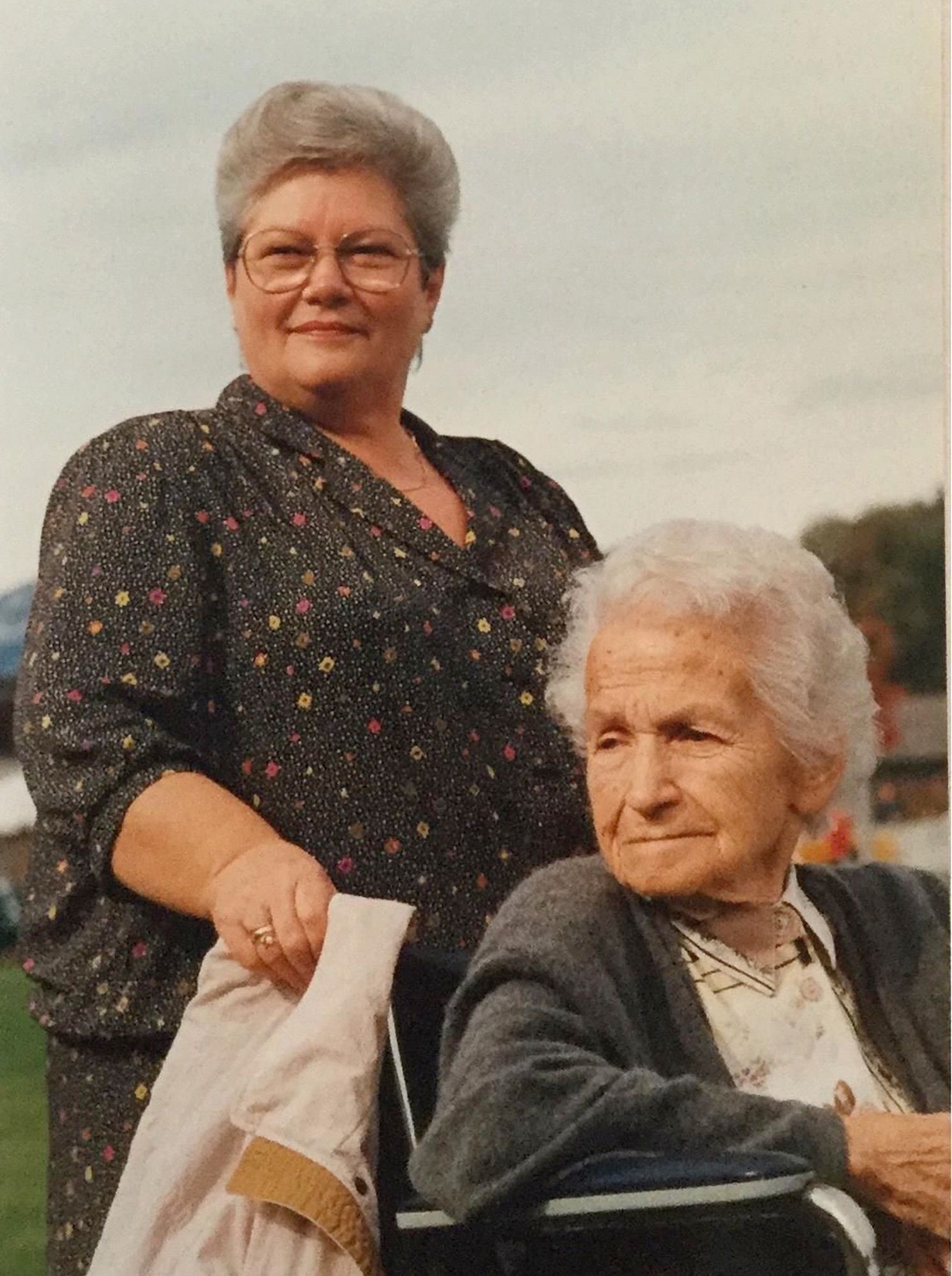 Erna mit ihrer Mama Regina, die sie über neun Jahre lang liebevoll pflegte.