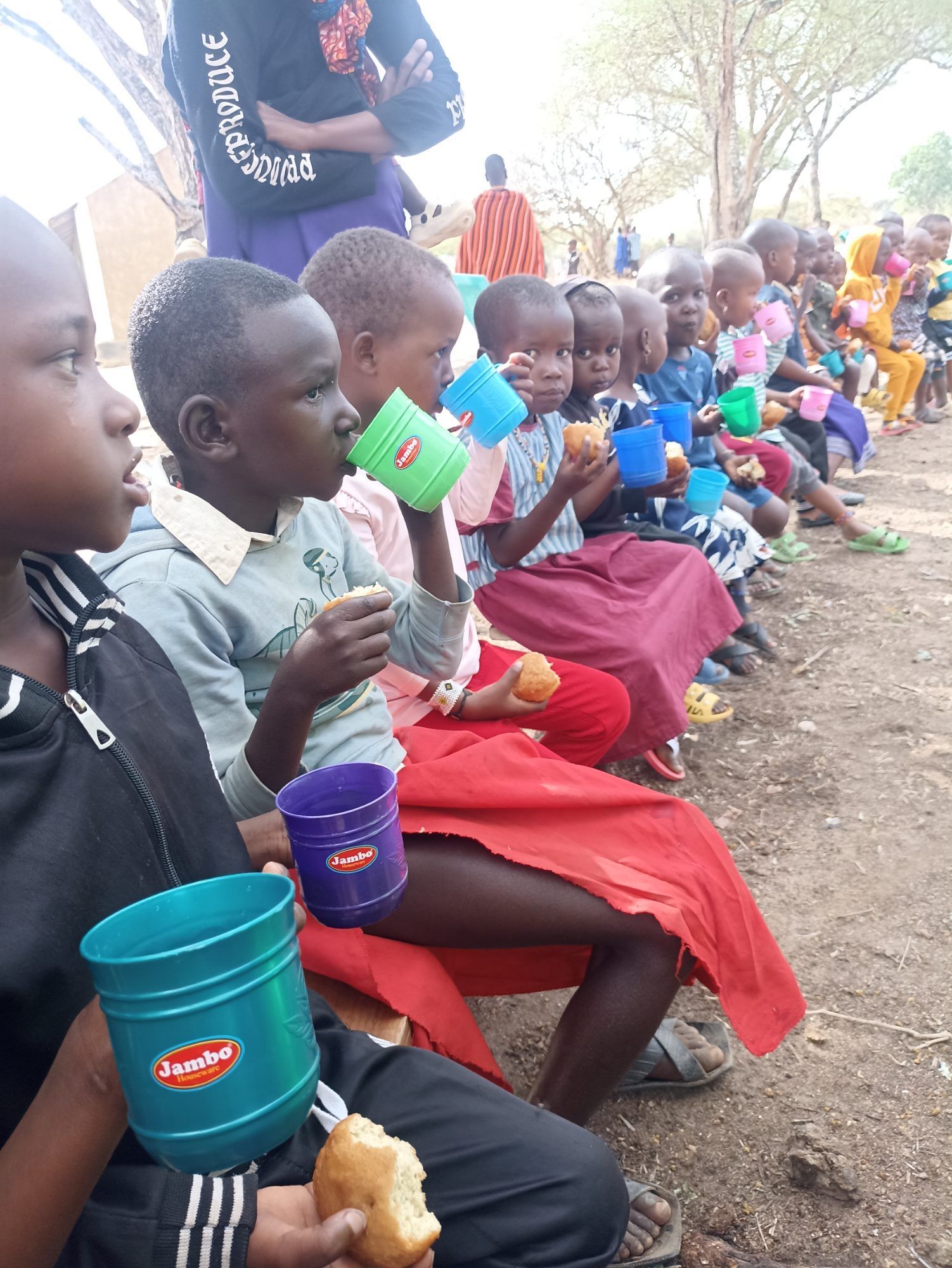 Kinder des Kindergartens in Mgora beim Mittagessen