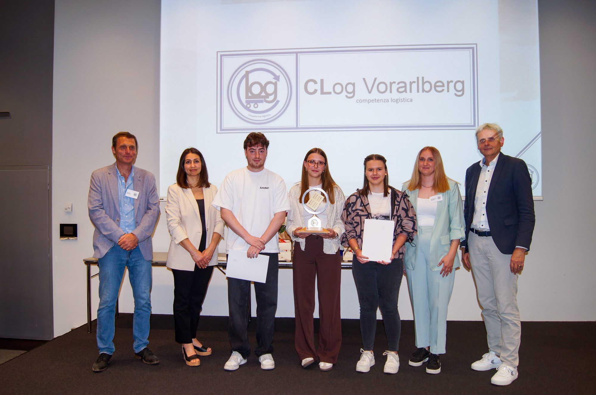 Röbert Schöch (links), Havva Dogan (2.v.l.), Katharina Mündel (2.v.r.) und Michael Tagwerker (rechts) mit den drei Gewinnern Nico Guem, Alicia Neyer und Lea Mennel. (Foto: Carina Nussbaumer)