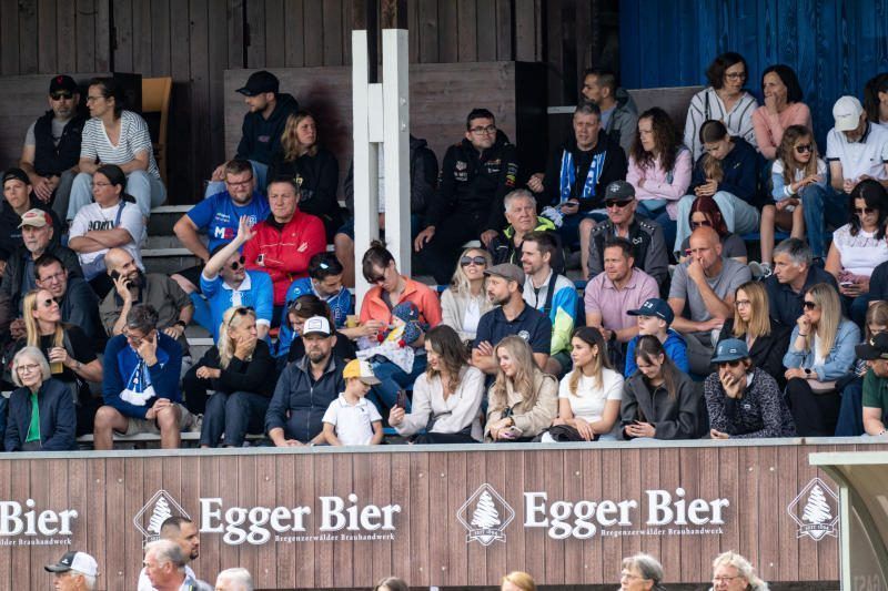Vier Tore aber kein Sieger sahen die vielen Fans. 