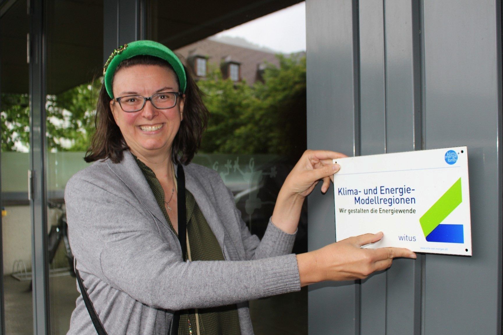 „Witus ist dabei, wenn es um die Gestaltung der Energiewende geht“, signalisiert Margit Hinterholzer mit der KEM-Plakette.