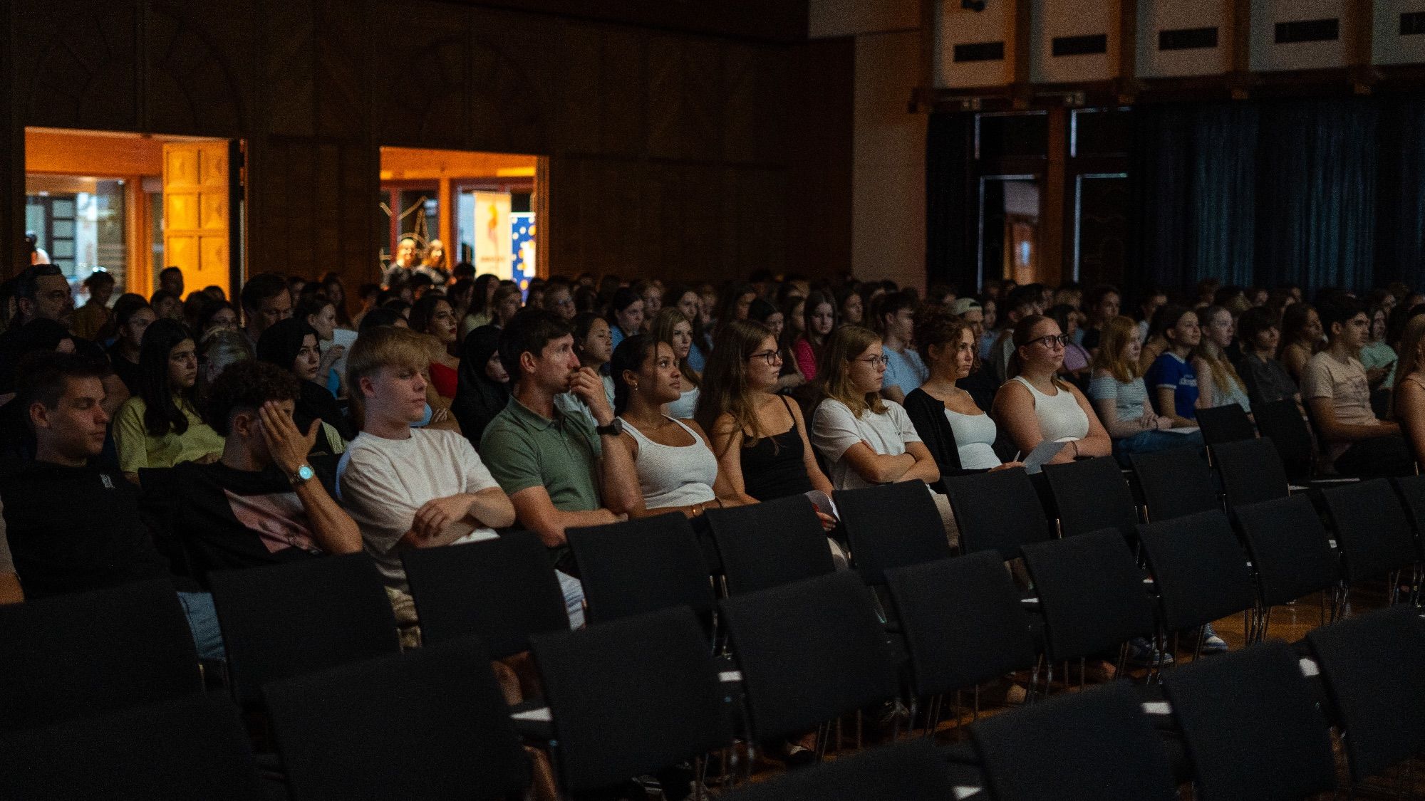 Verschiedene Schulklassen von Bludenz bis Bregenz attendierten die Podiumsdiskussion.