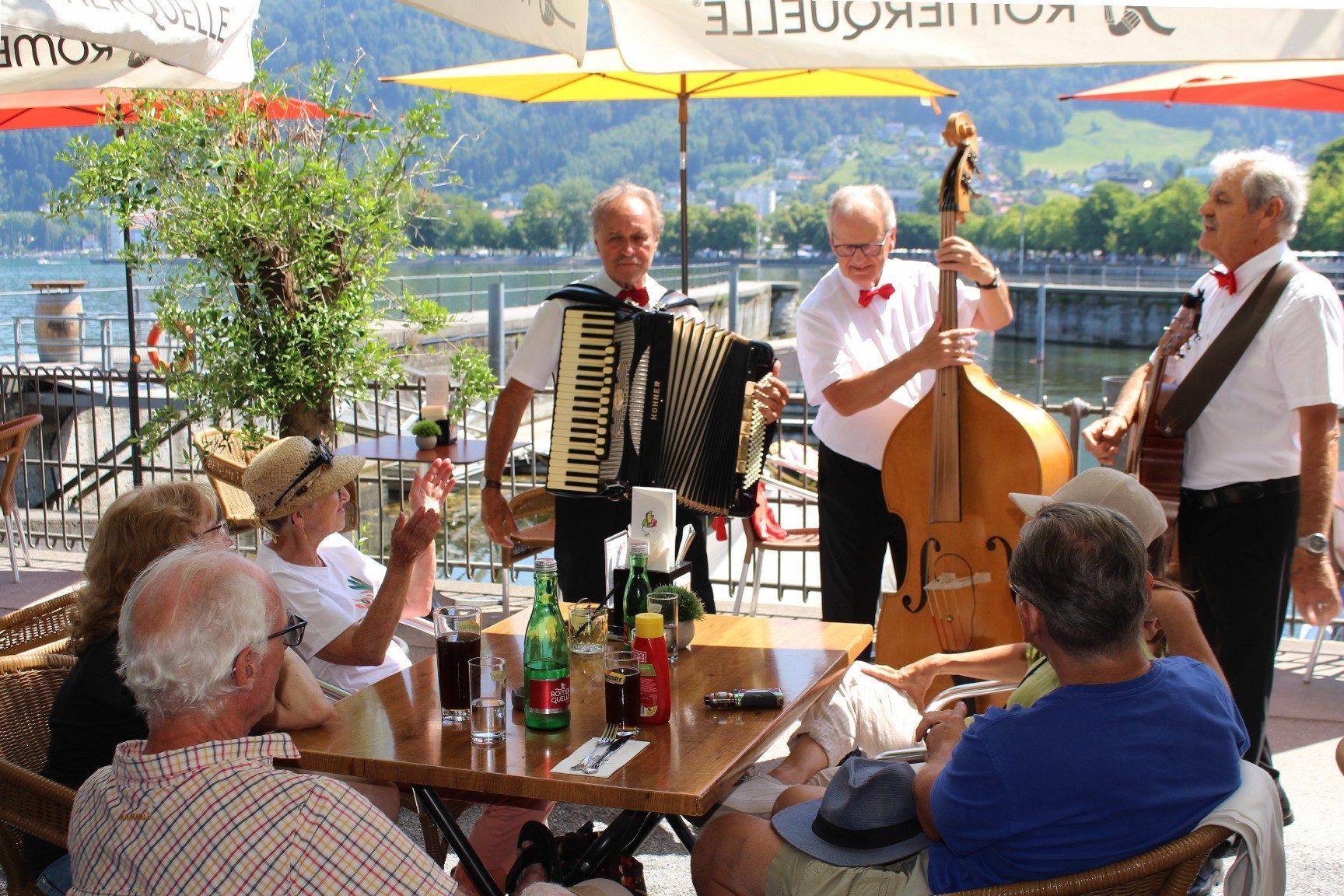 Wenn Mangold 3 angesagt ist, dann wird das Frühstück im Wirtshaus am See vom Gastgarten auf die Seepromenade hinaus erweitert.   