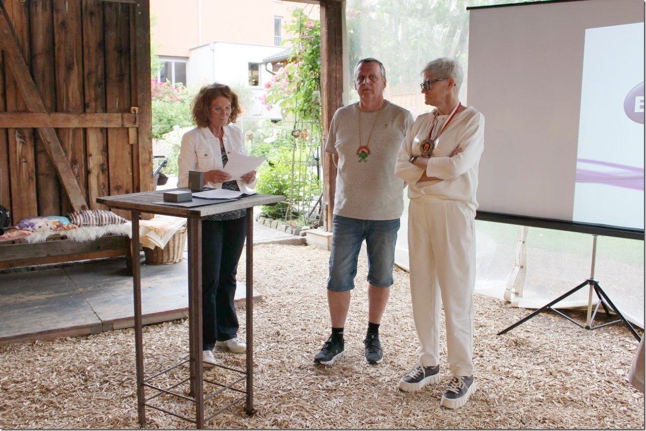 Annette Stemmer überreicht dem Ehepaar Speckle die Goldene.