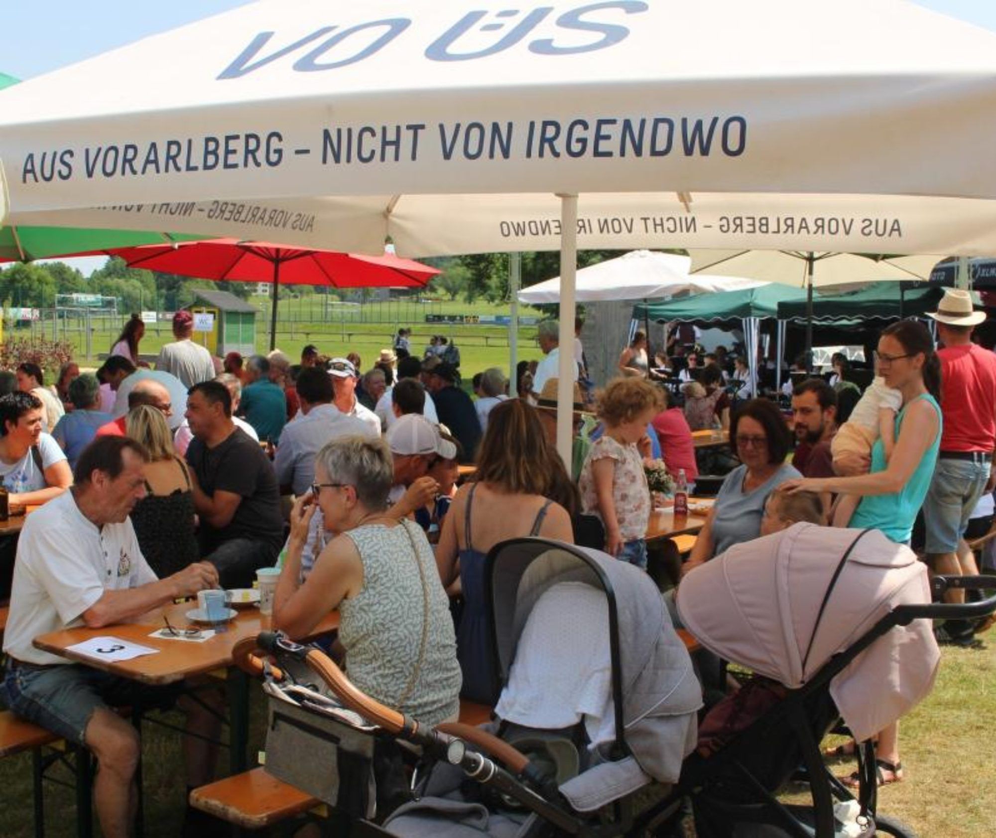 Auf der Suche nach einem neuen Festgelände wurden die Schützen bei den Fußballern fündig. Auf dem Fußballplatz ersetzen kleine Partyzelte und Partyschirme die schattenspendenden Hochstammbäume.