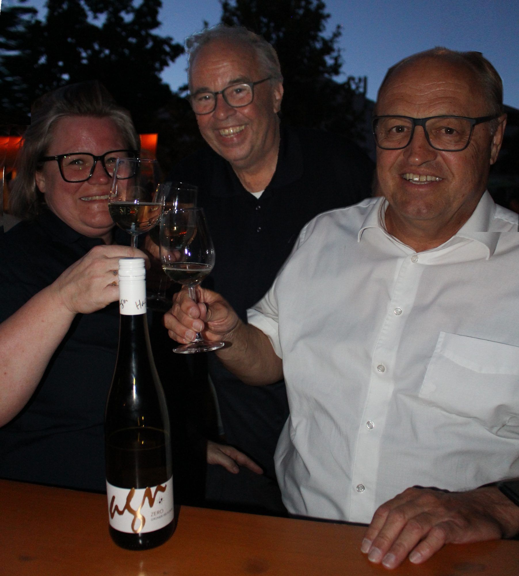 Kein Alkohol im Dienst! Walter Pfanner hielt deshalb für die vielen fleißigen Helferinnen und Helfer - einschließlich deren Chef - den Zero vom Weingut Hagn bereit.