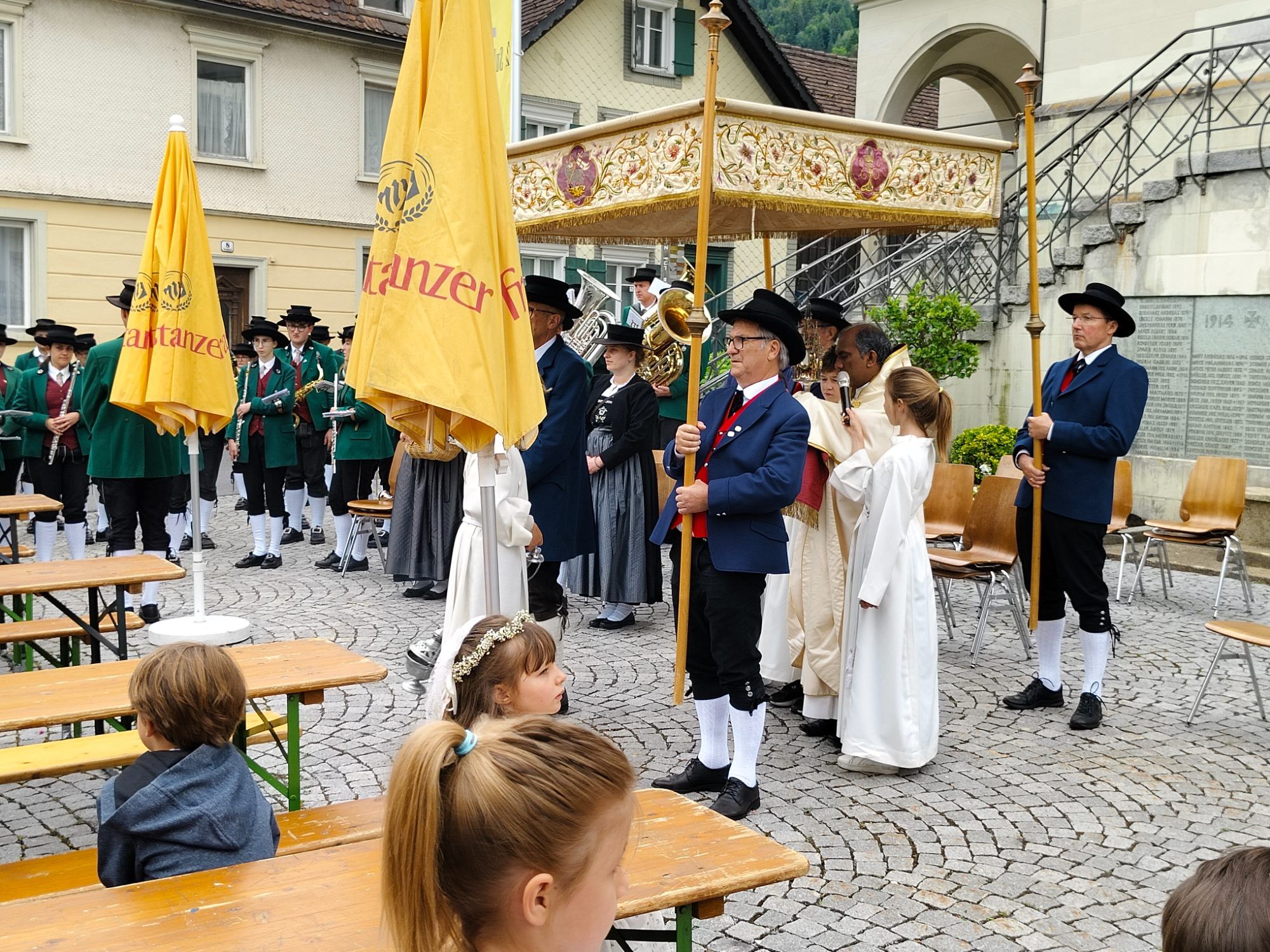 Die geweihte Hostie wurde auch feierlich am Kirchplatz demonstriert.