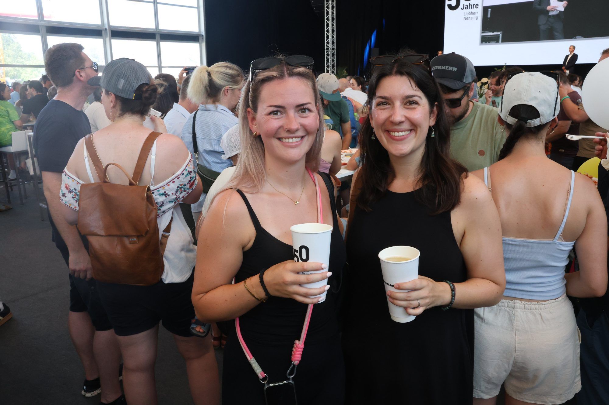 Besucherinnen Elke und Lisbeth Nessler.