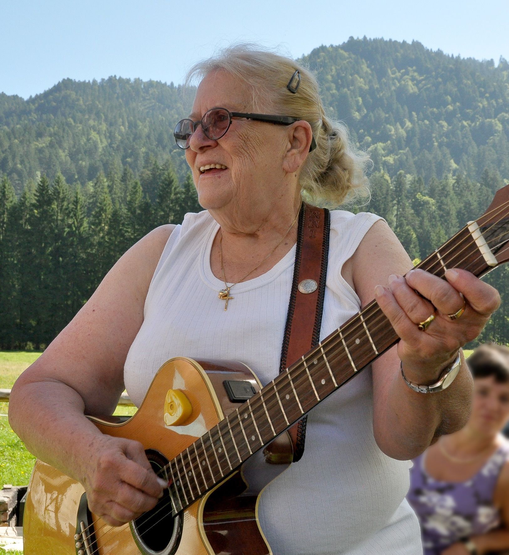 Ein Sommertag, die Berge im Hintergrund und die Gitarre stets griffbereit.
