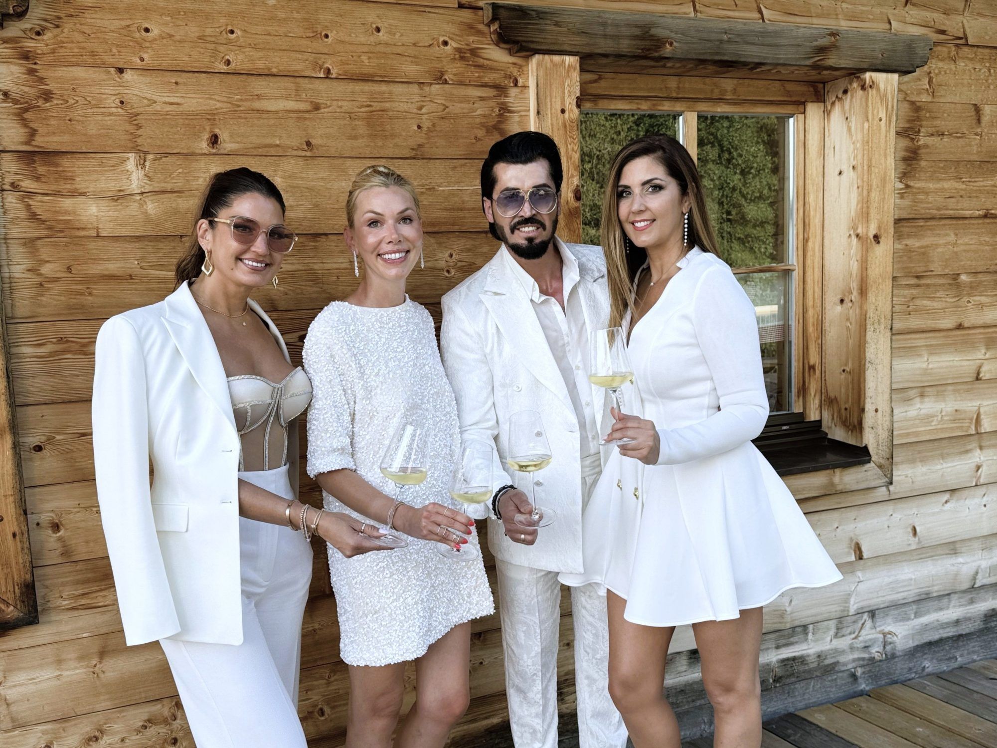 Das Unternehmerpaar Sarah und Apo Atalay (re.) mit Simone Schwarz und Juwelierin Katharina Kopf beim Event am Muttersberg.