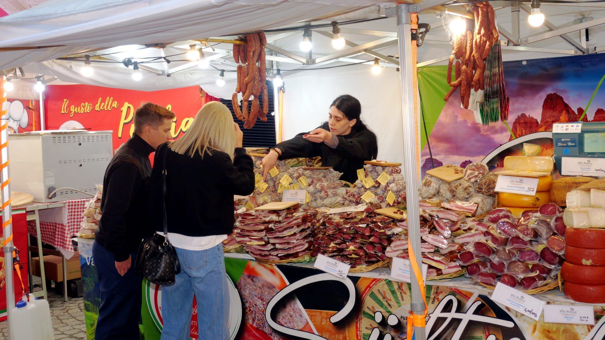 Entspannter Einkaufsbummel mit Spezialitäten aus Apulien auf dem Italienischen Markt.