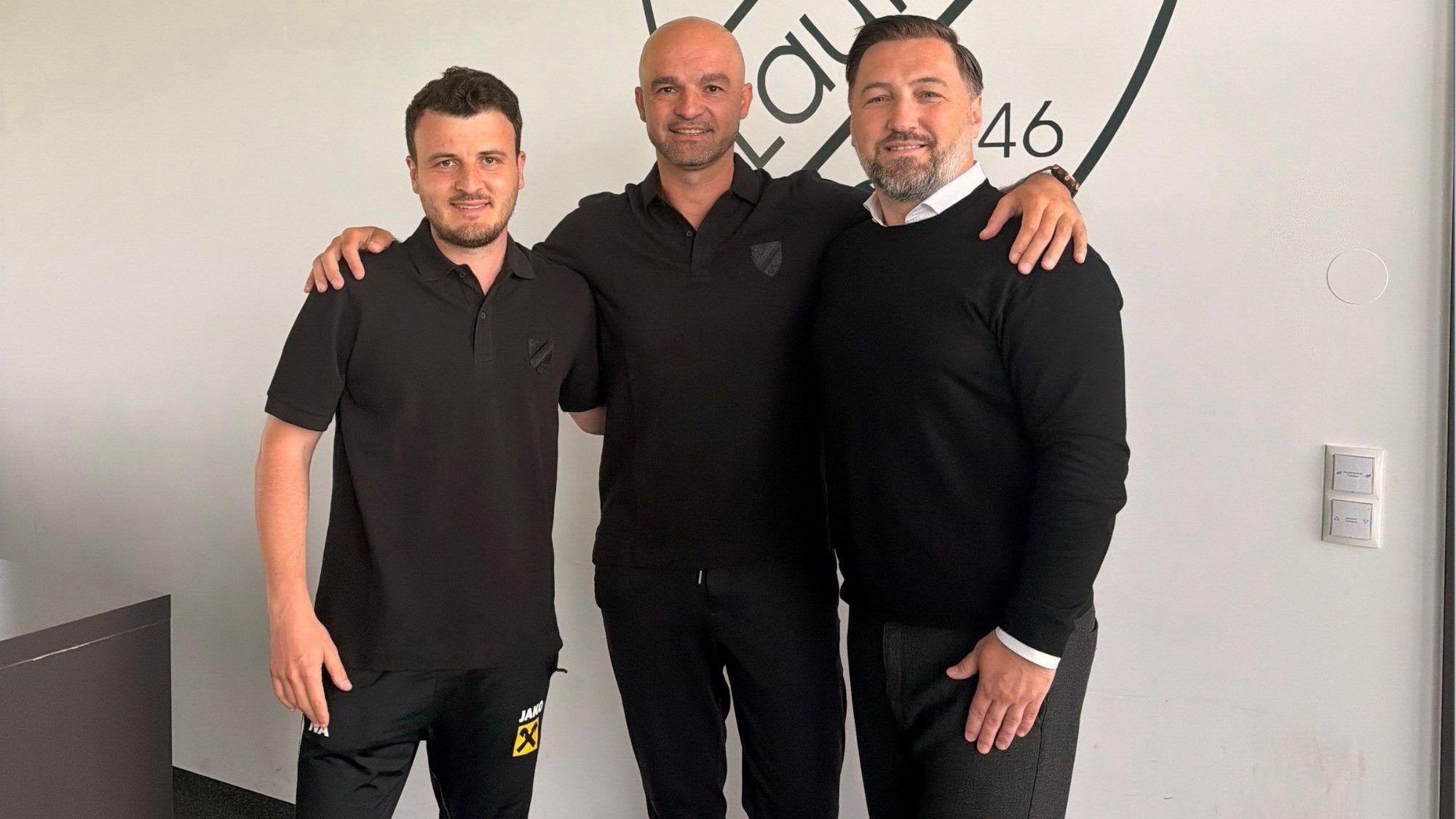 Ivan Kristo (r.) mit Cotrainer Nicad Abadli (l.) und Sportchef Zlatko Jurcevic bei der Vertragsunterzeichnung für zwei Jahre. VEREIN